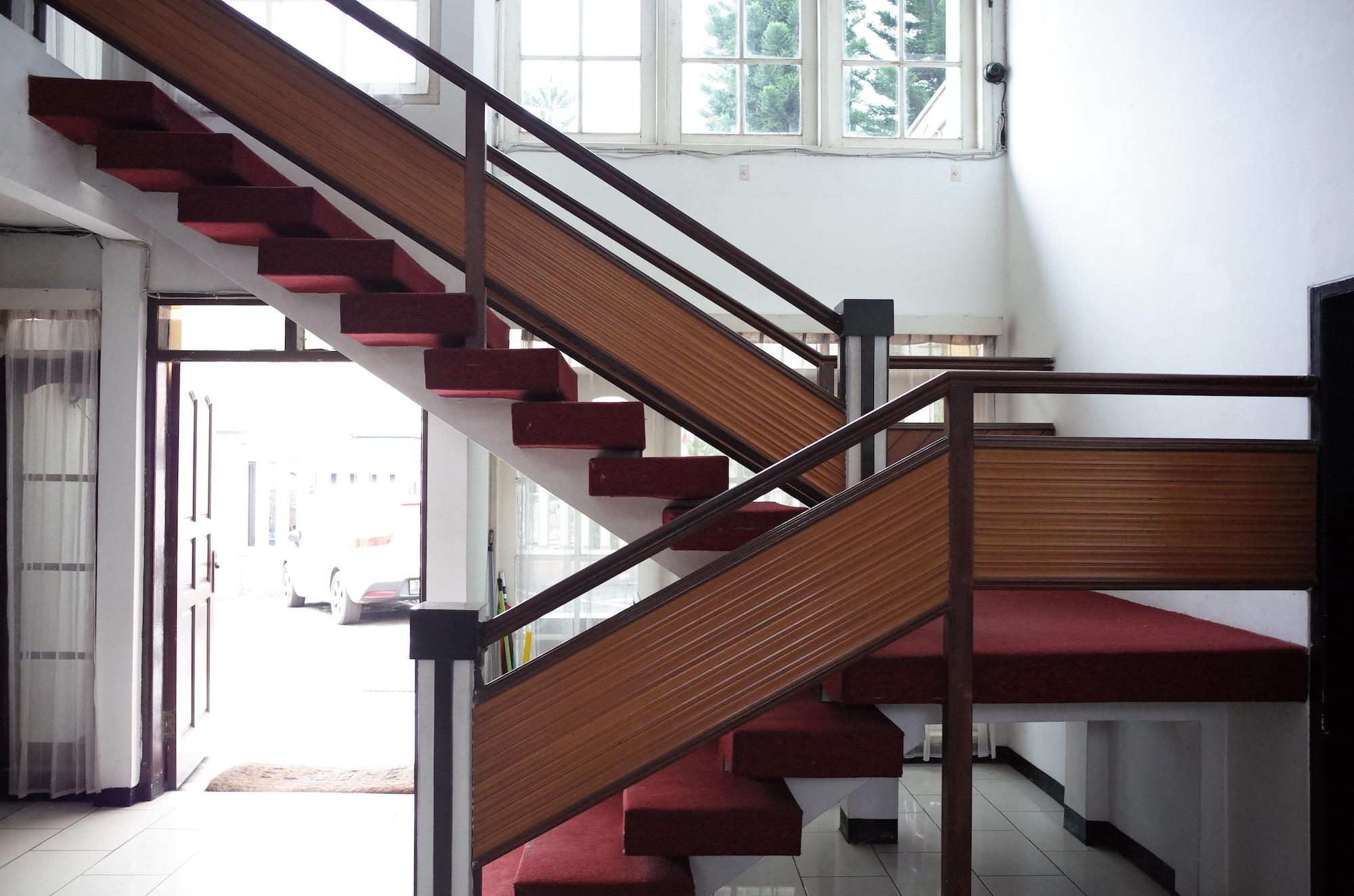 Vista Lobby RedDoorz near Alun-alun Kota Sukabumi