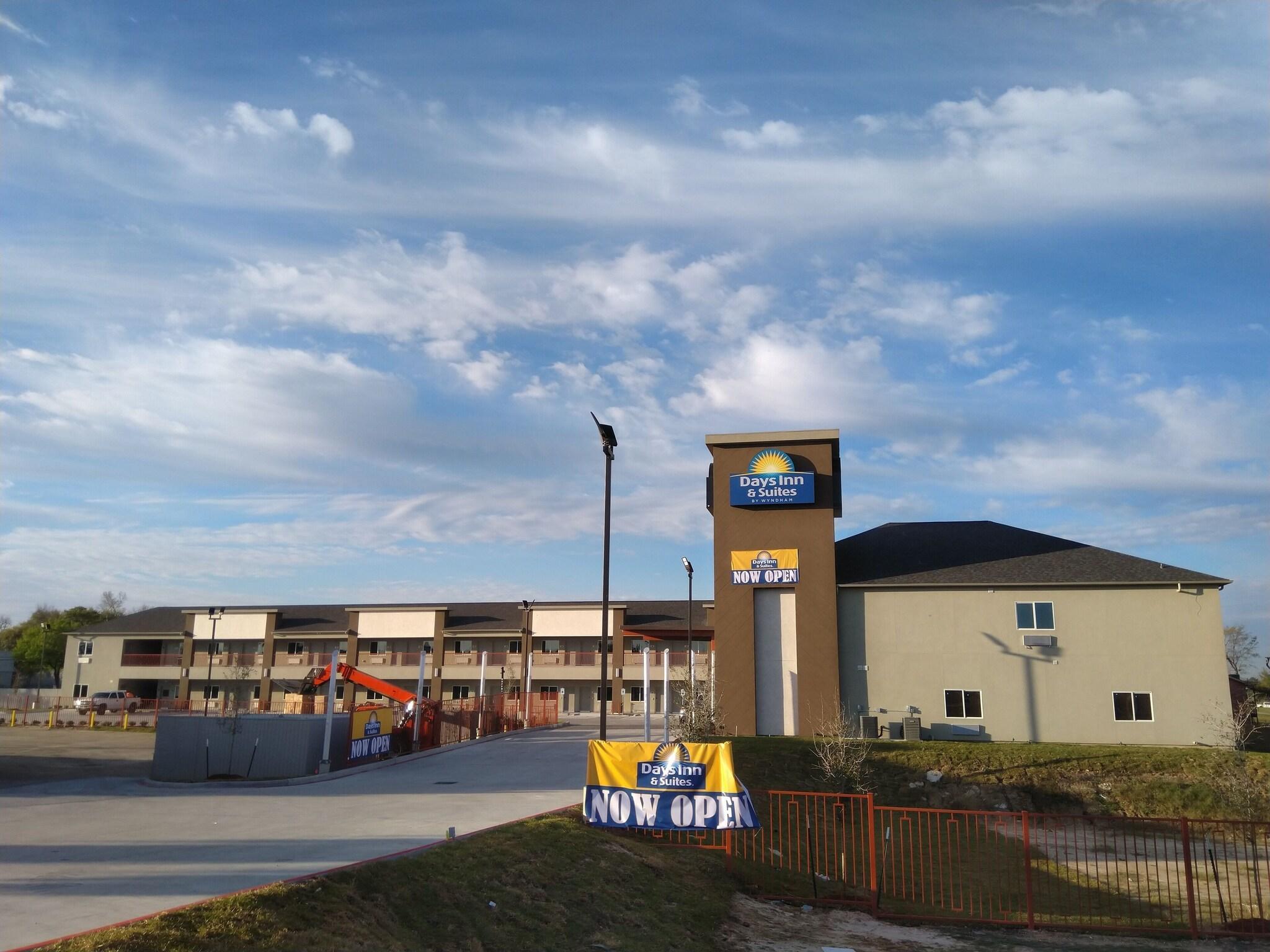 Vista Exterior Days Inn Suites Downtown University Of Houston