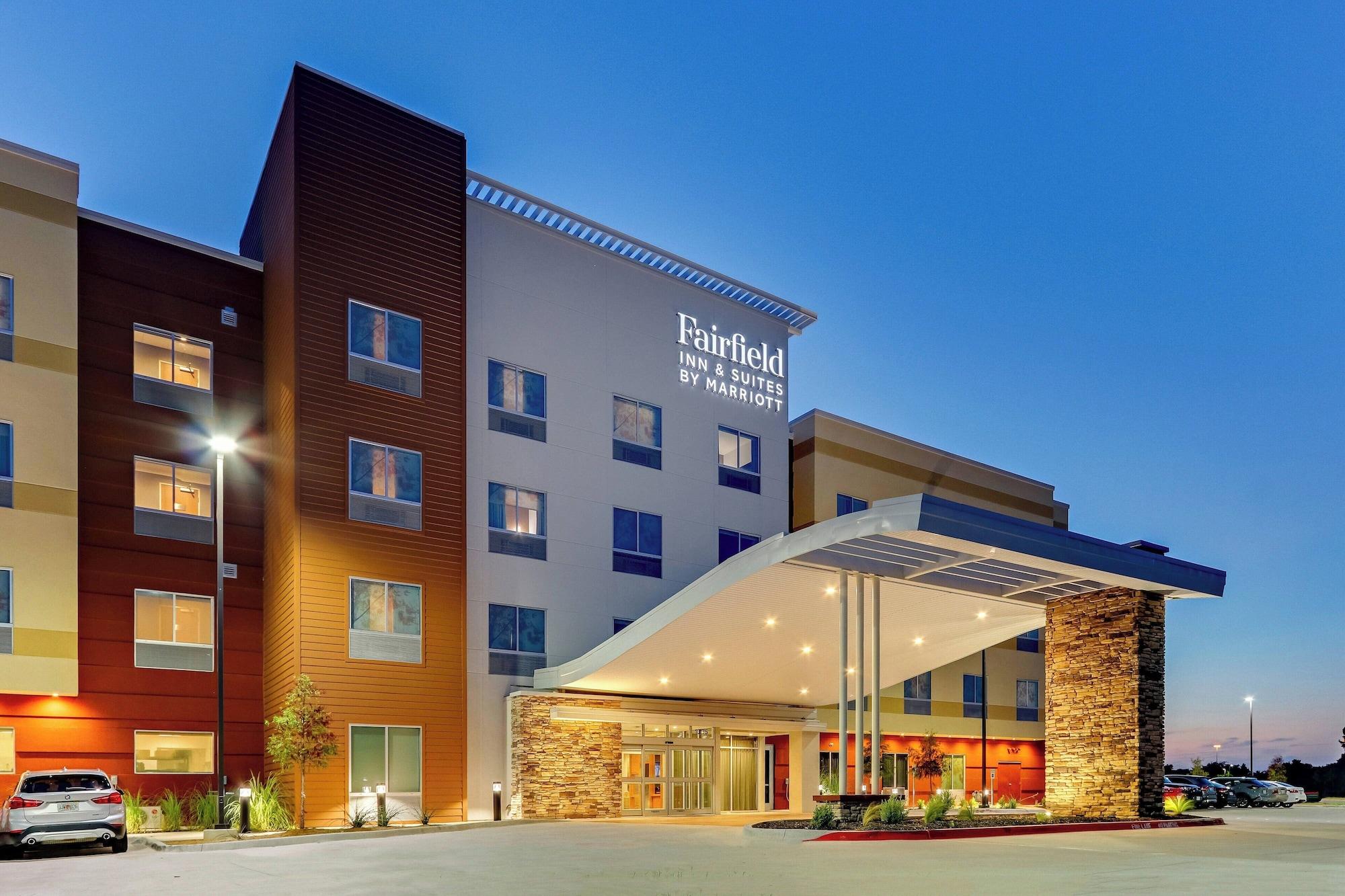 Vista Exterior Fairfield Inn & Suites by Marriott Dallas Love Field