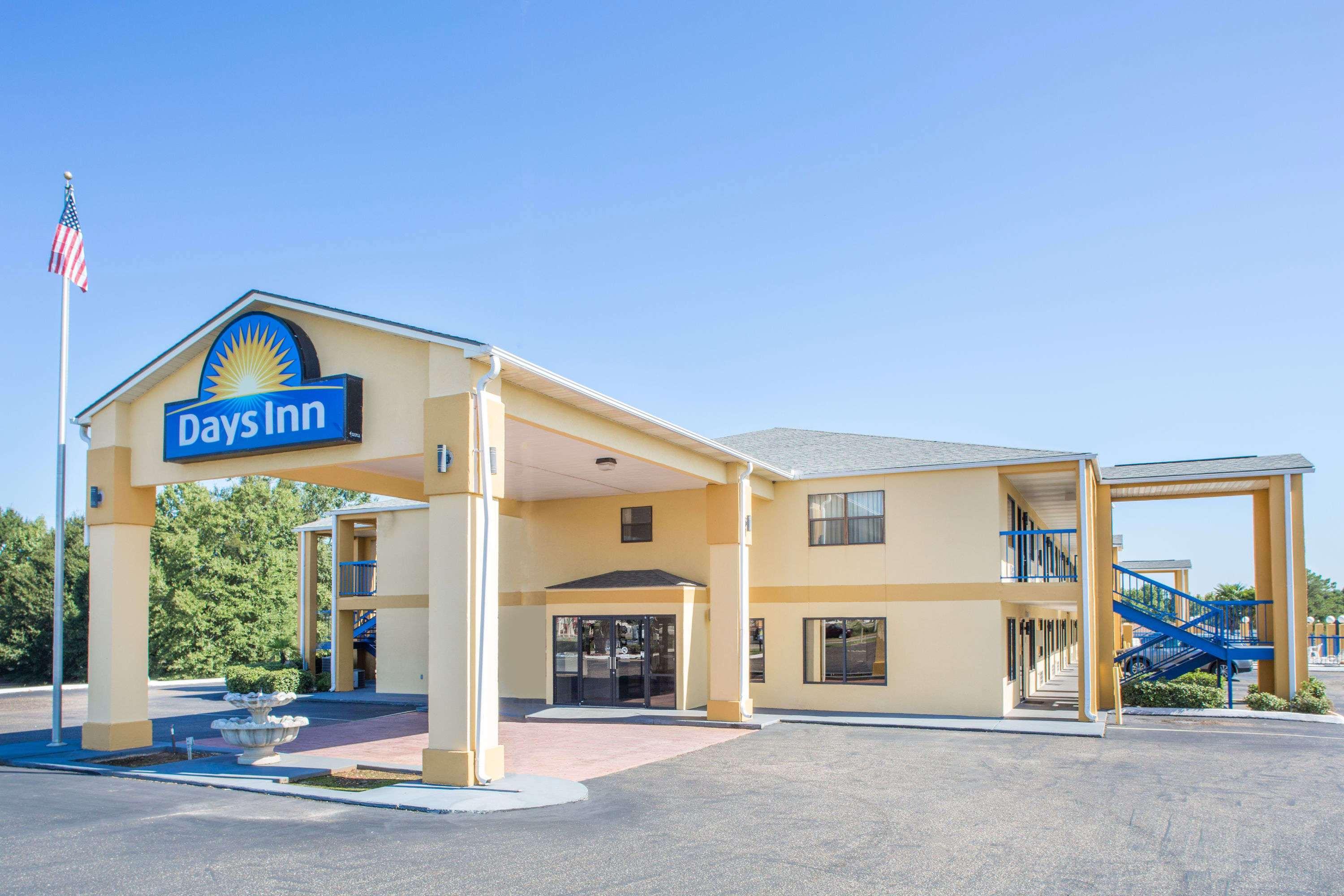 Vista Exterior Days Inn by Wyndham Enterprise