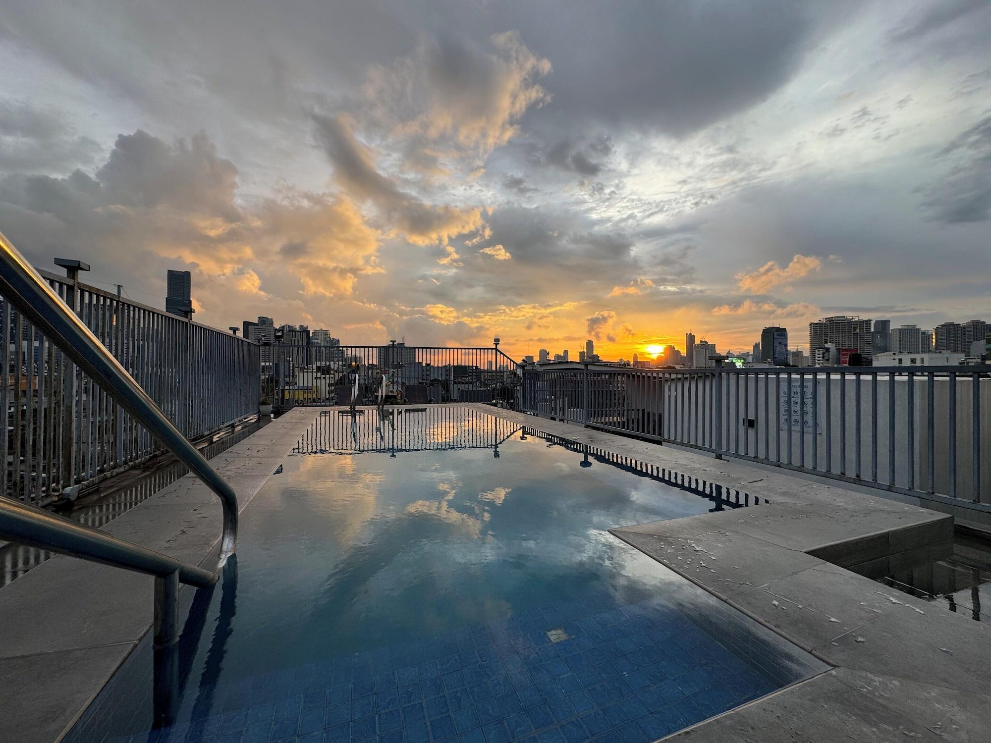 Vista Piscina NEST FORT BGC