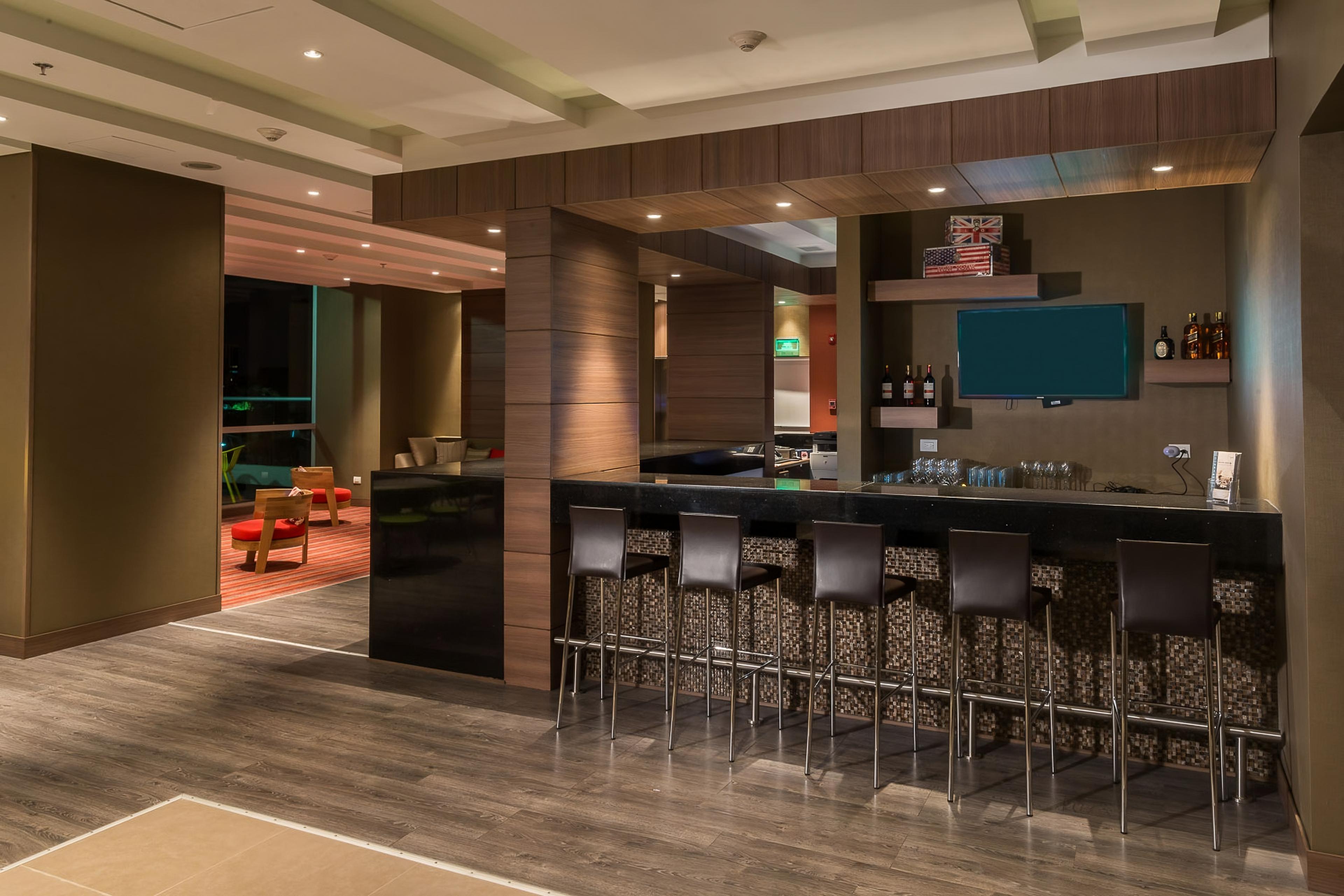 Bar/Salón Hampton By Hilton Cali
