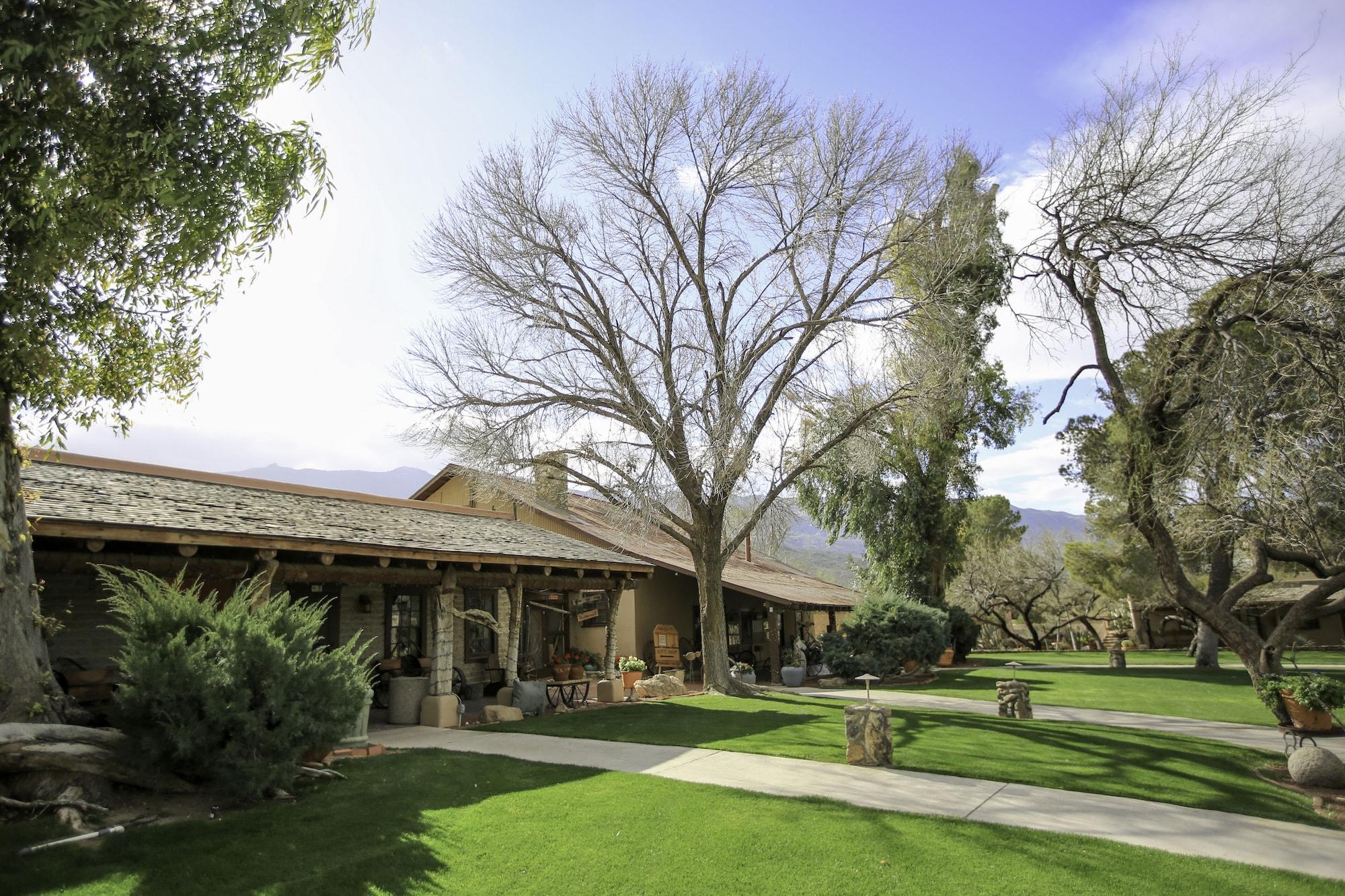 Vista Exterior Tanque Verde Ranch
