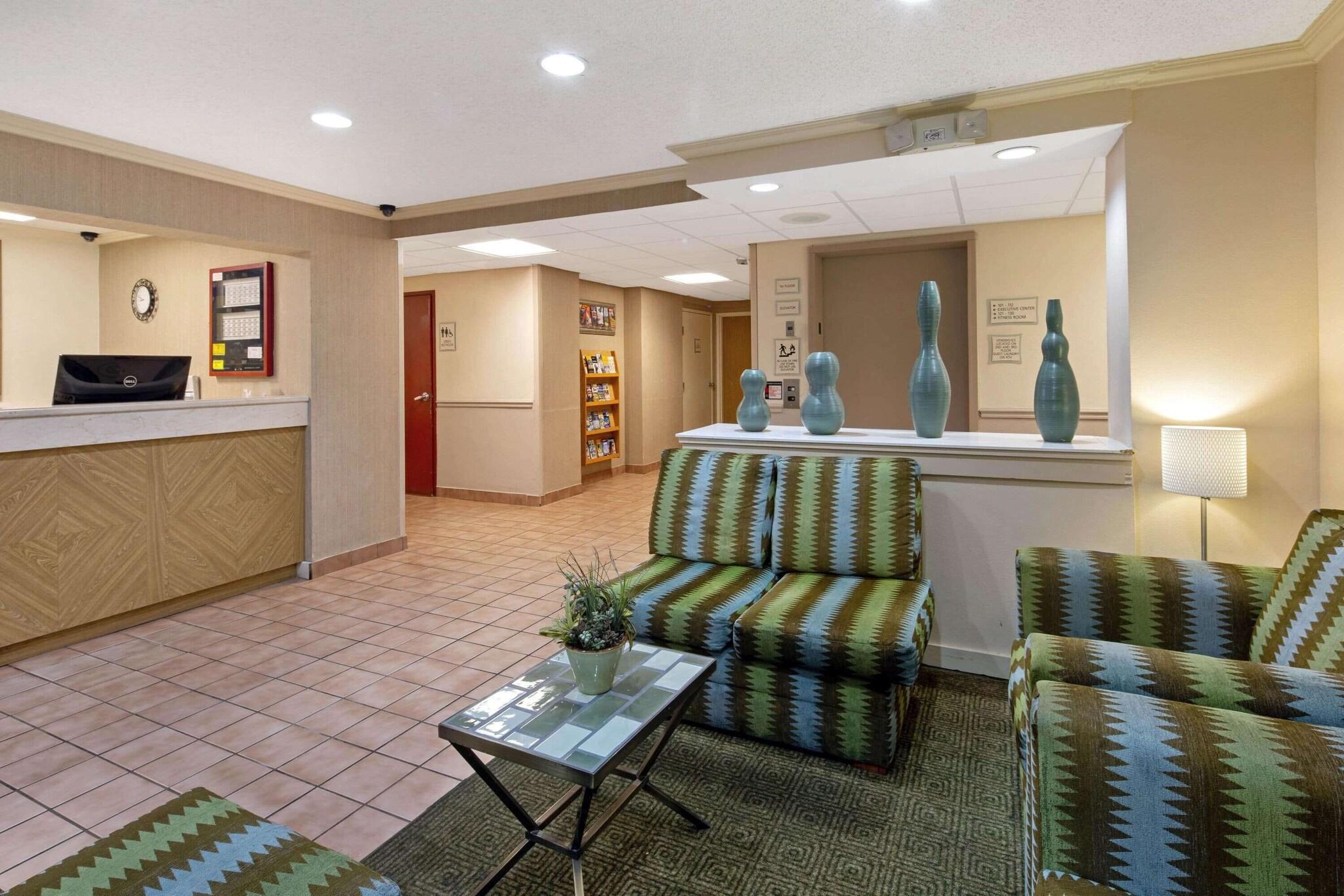Vista Lobby La Quinta Inn & Suites by Wyndham Sawgrass