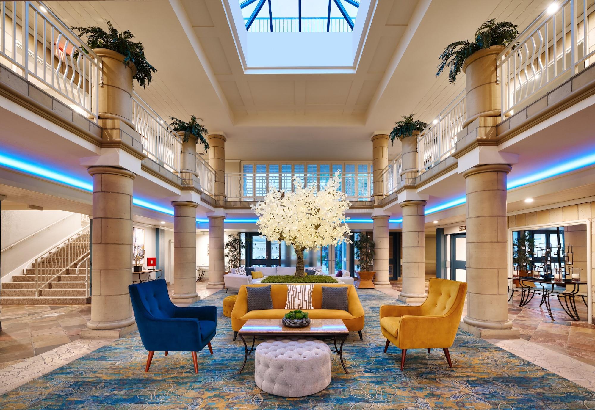 Vista Lobby Atrium Hotel at Orange County Airport