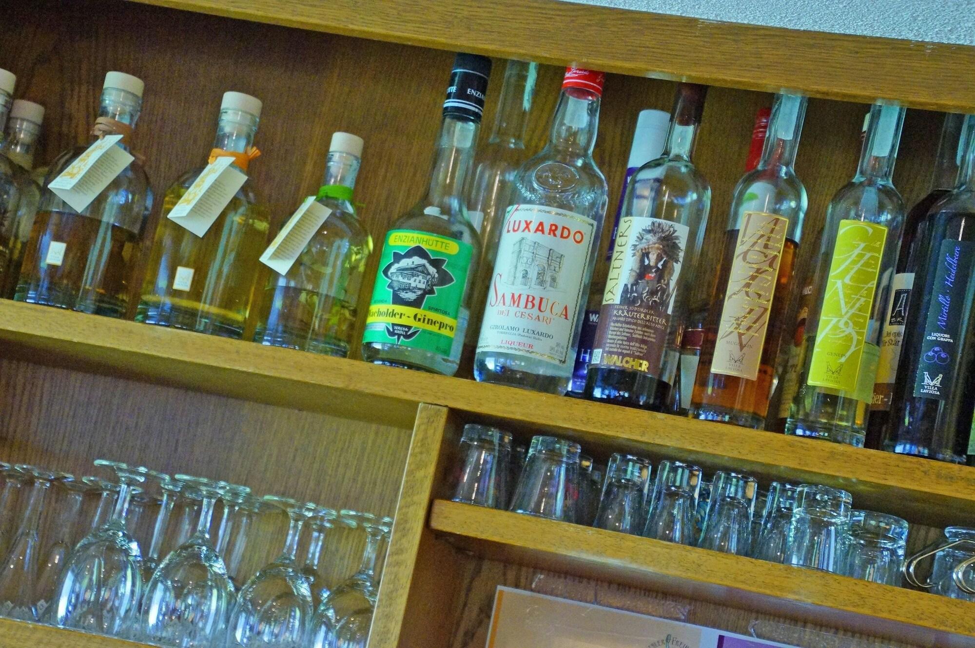 Bar/Salón Pension Arnica