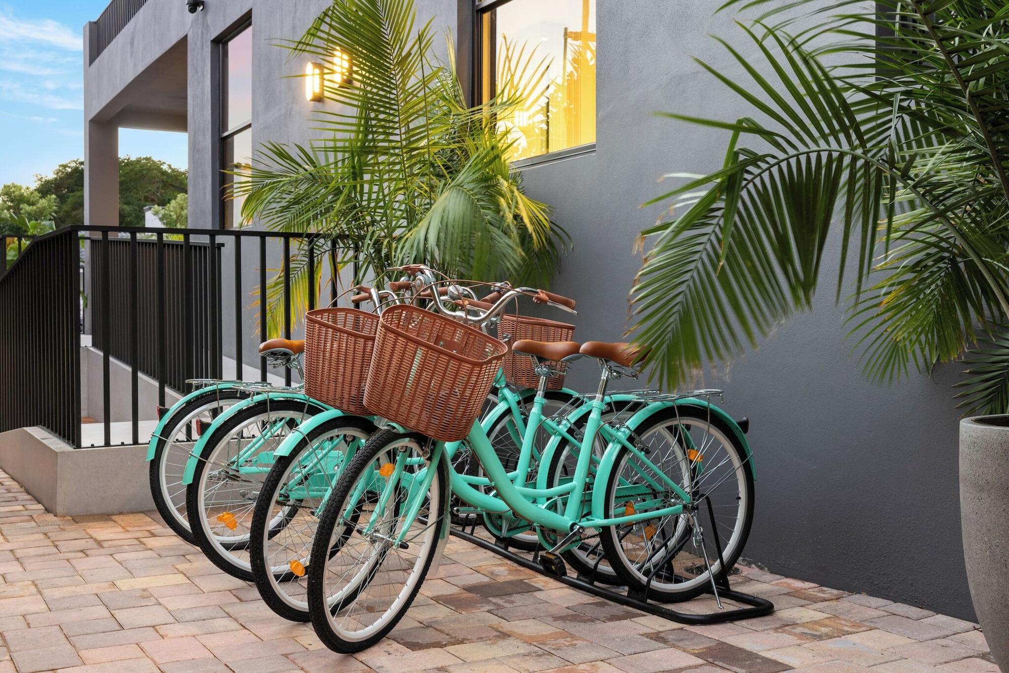 Varios The Rover Miami