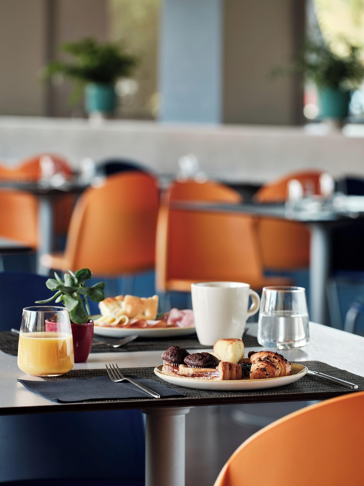 Restaurant Holiday Inn Express Milan - Malpensa Airport by IHG