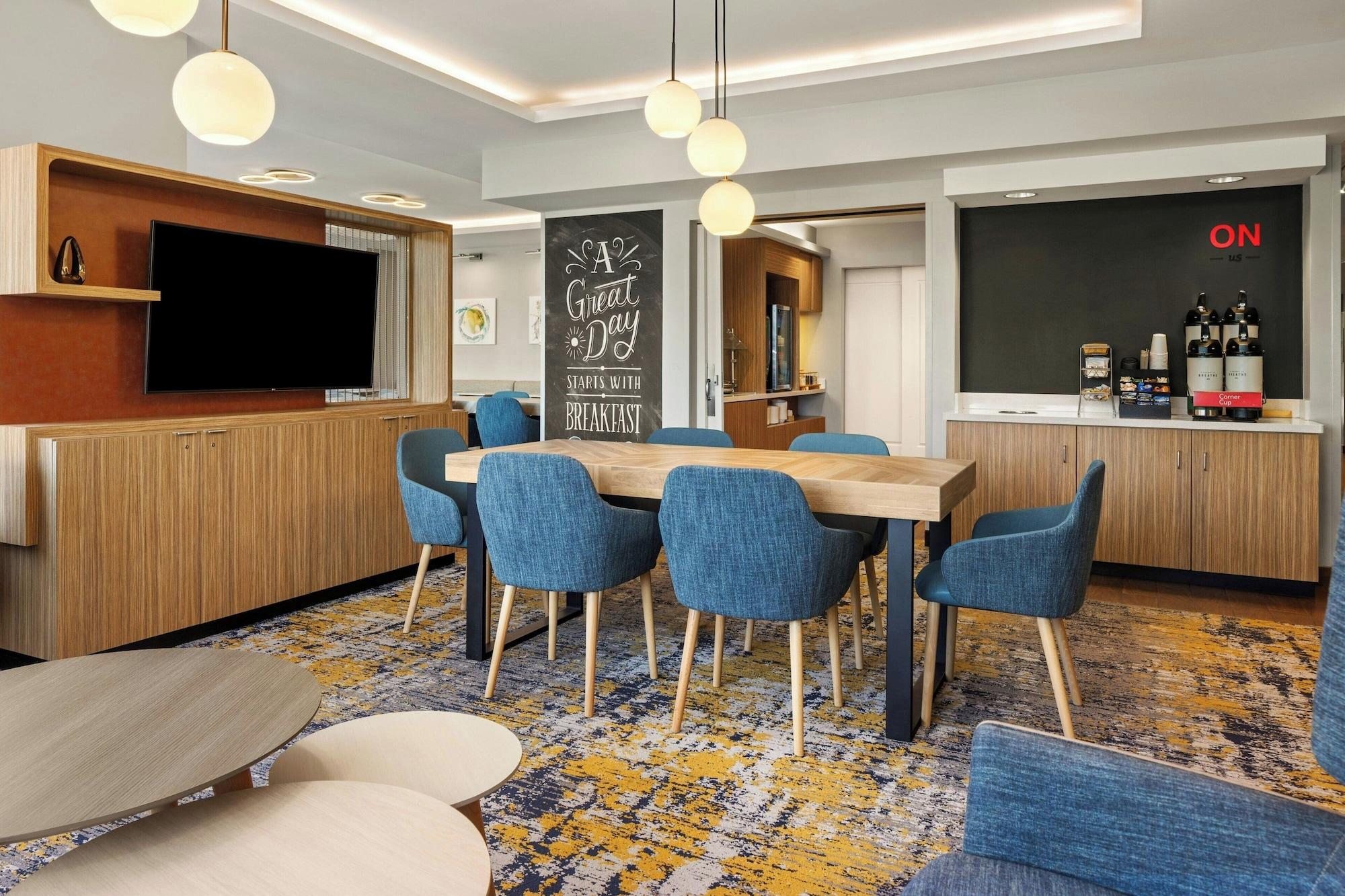 Vista Lobby TownePlace Suites Minneapolis near Mall of America