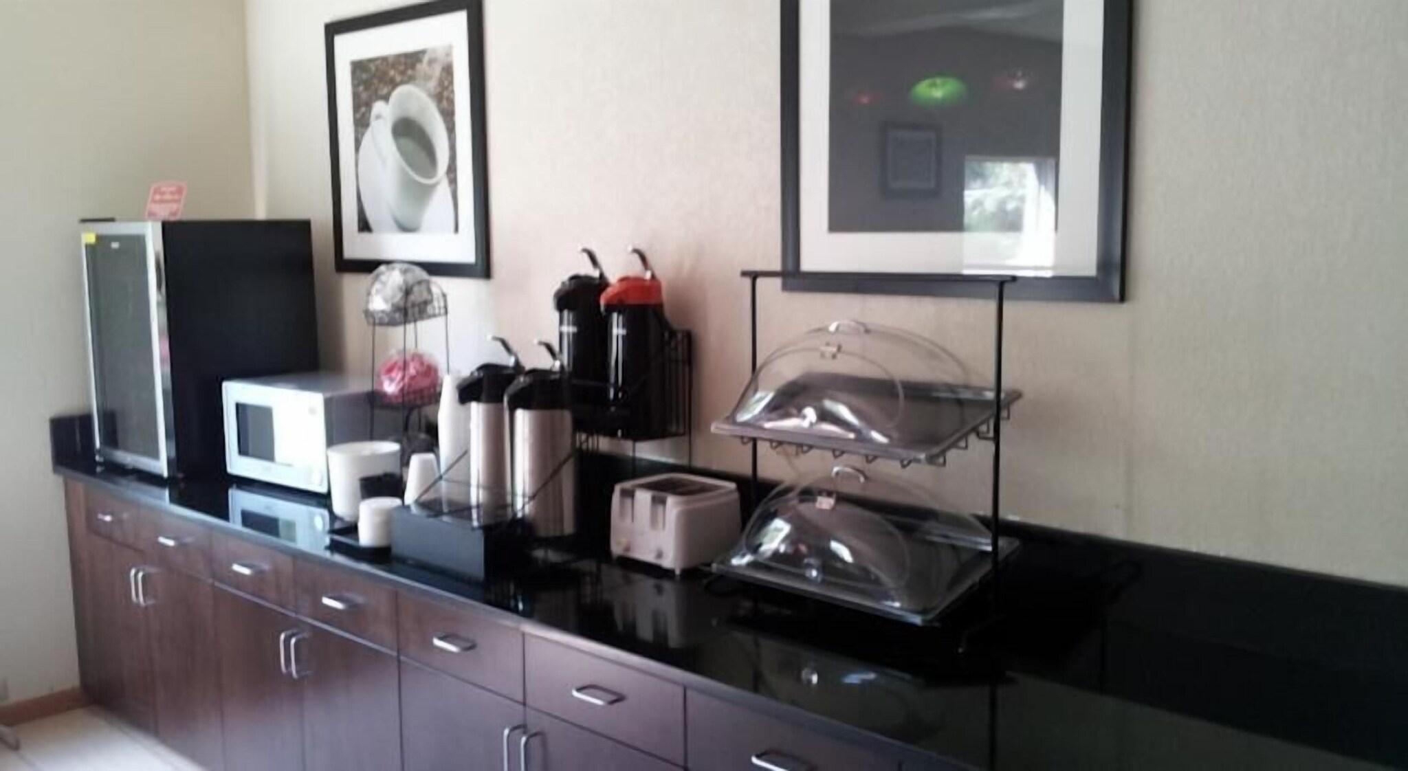 Bar/Salón Days Inn by Wyndham Indiana PA Near IUP