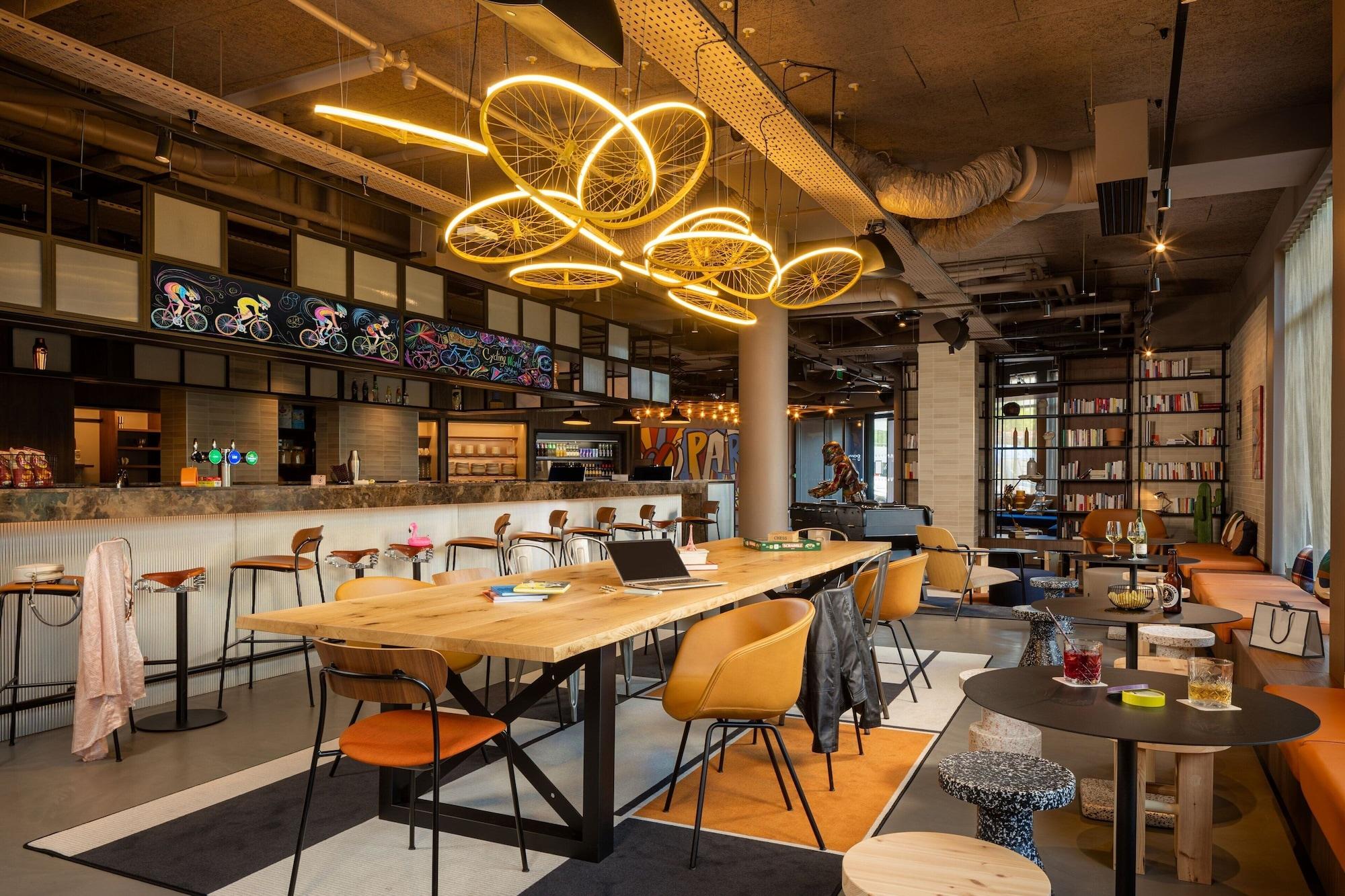 Varios Moxy Paris Clamart