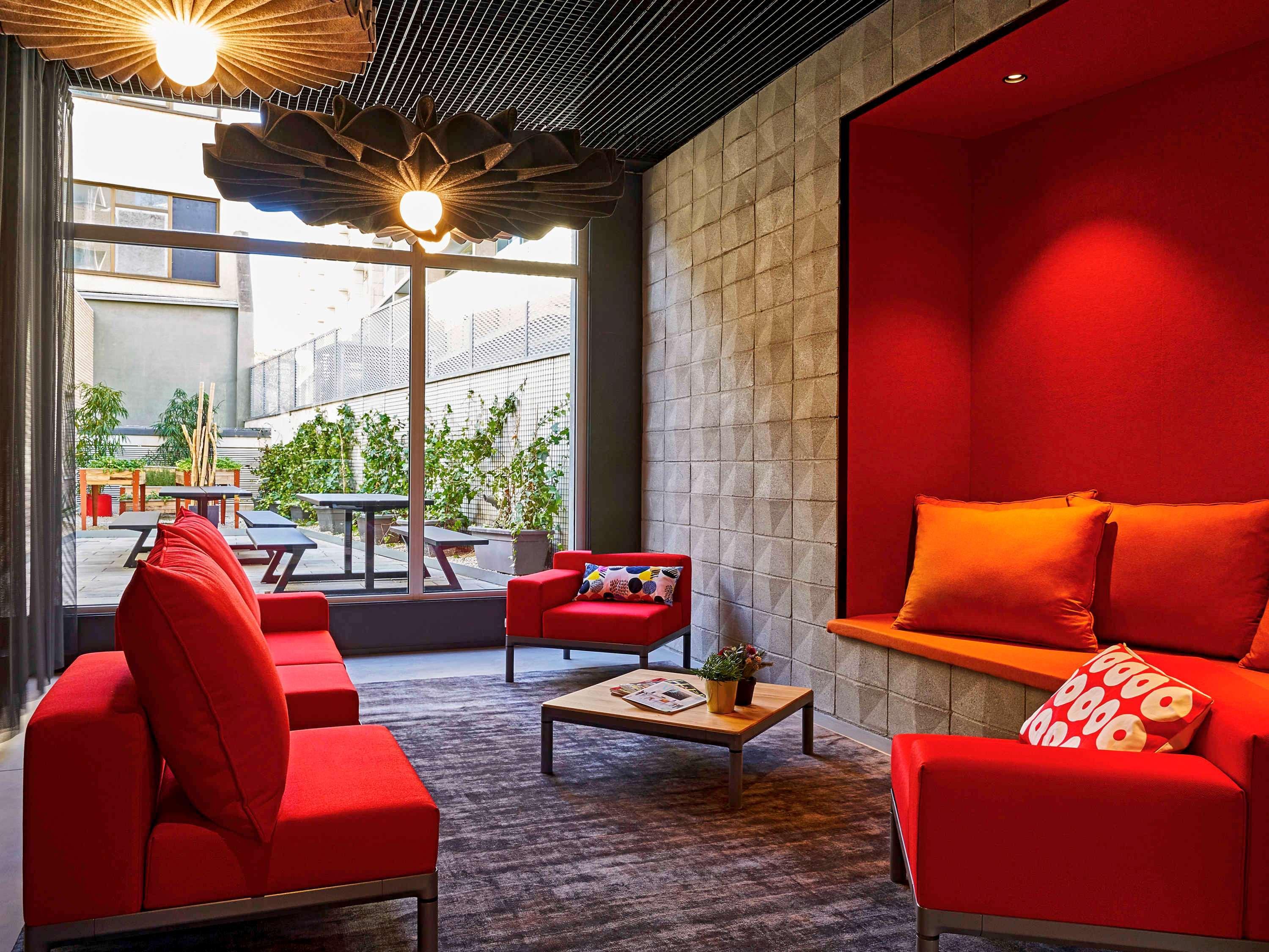 Vista Exterior ibis Barcelona Glories 22