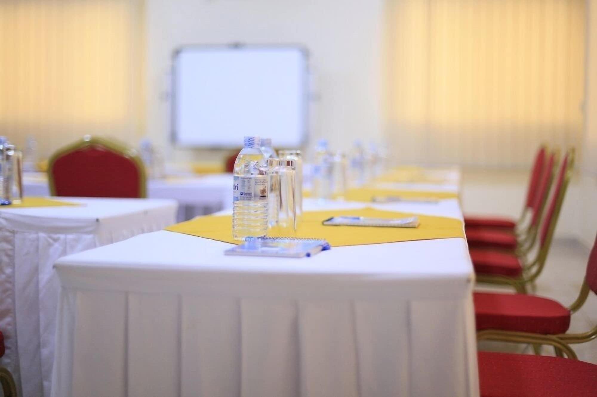 Sala de reuniões Marie's Royale Hotel