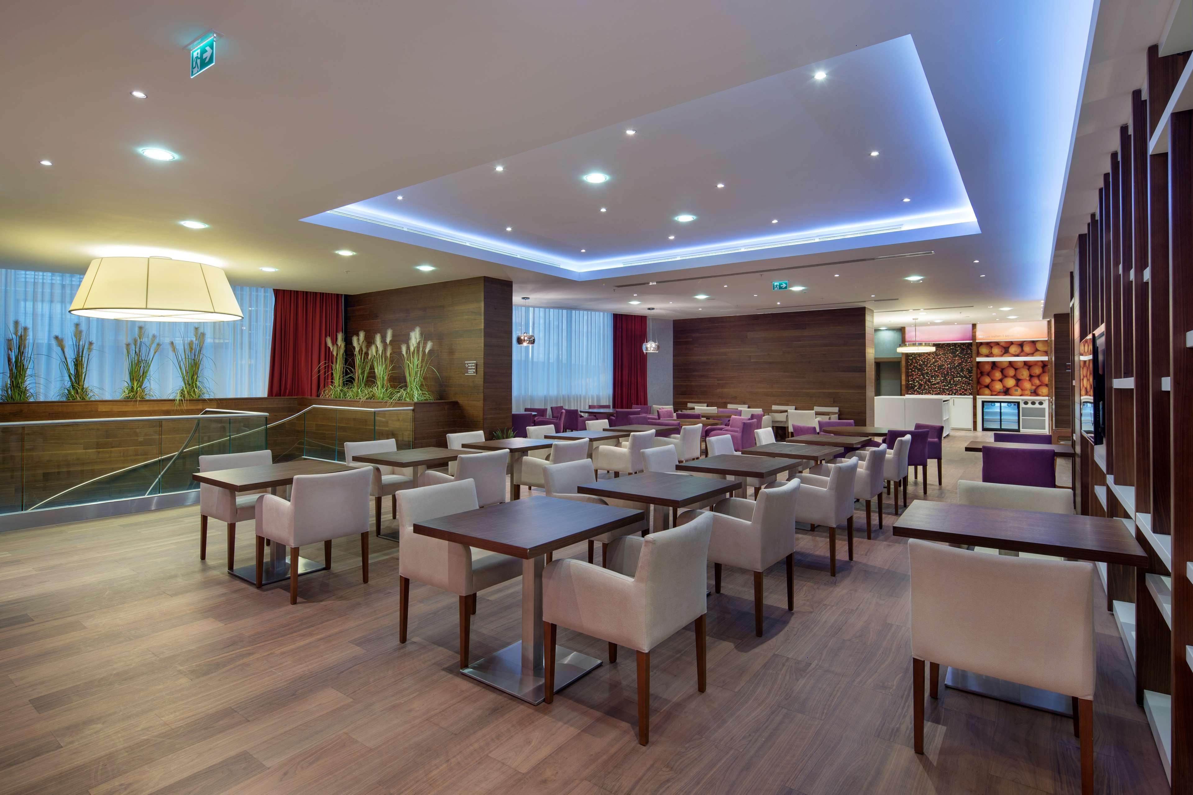 Vista Lobby Hampton by Hilton Istanbul Kayasehir