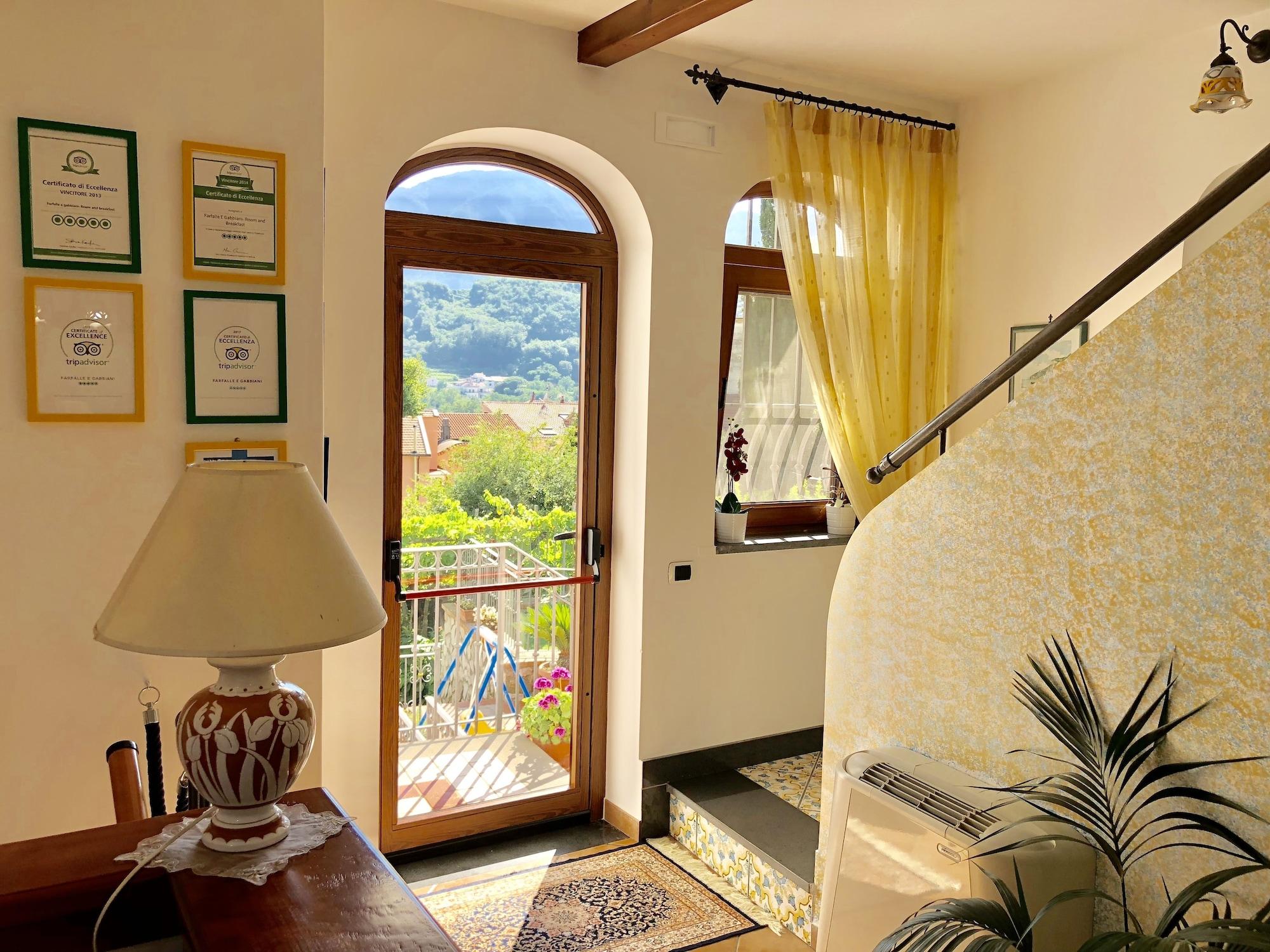 Vista Lobby Farfalle E Gabbiani