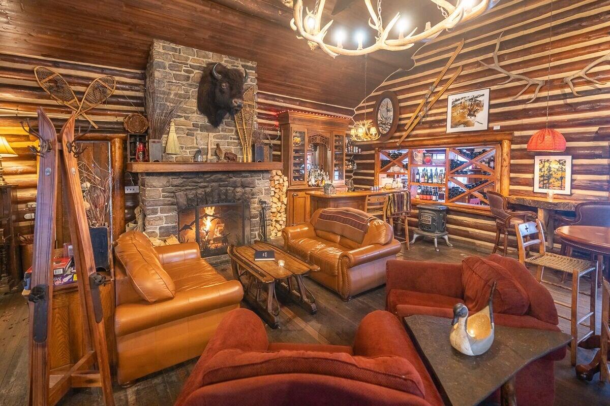 Bar/Salón Storm Mountain Lodge Cabins & Dining