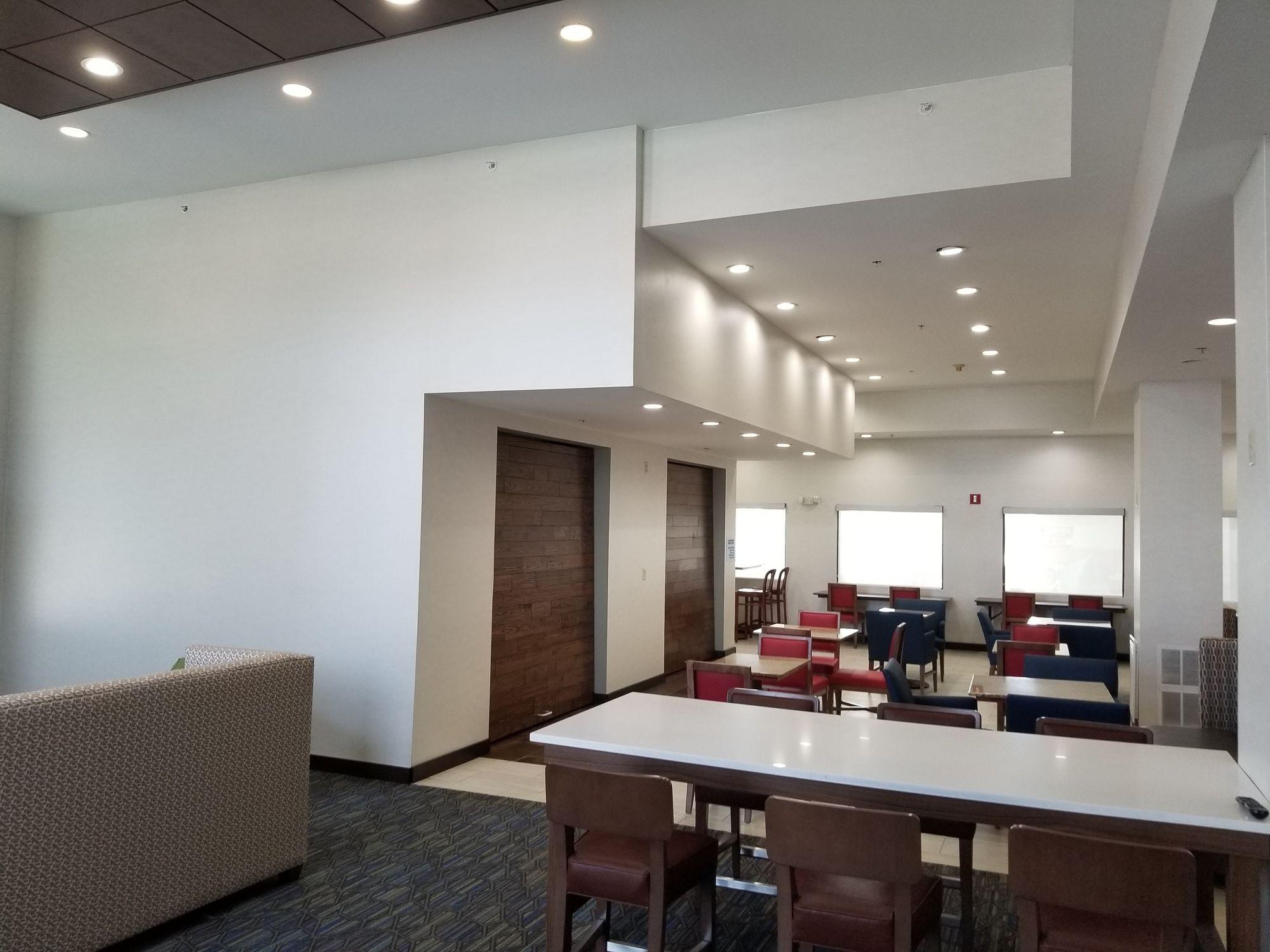 Vista Lobby Holiday Inn Express Birch Run - Frankenmuth Area by IHG