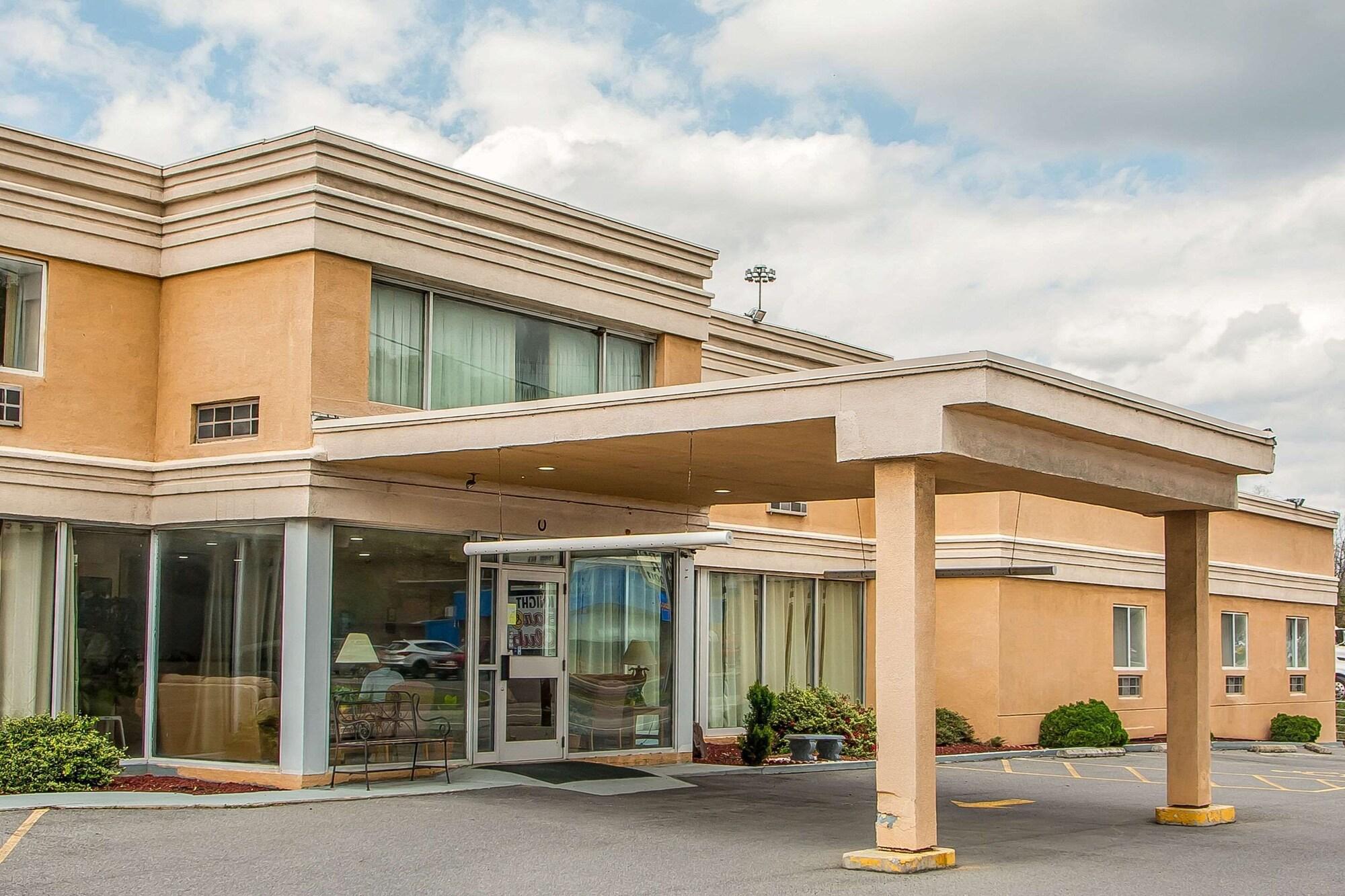 Vista Exterior Rodeway Inn Bedford