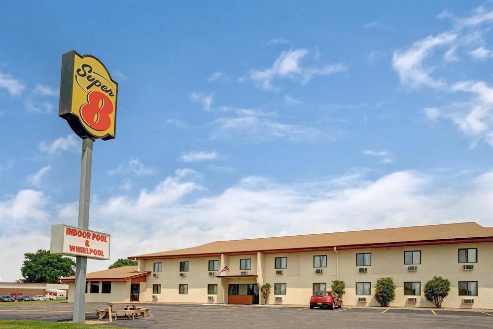 Vista Exterior Super 8 by Wyndham Buffalo