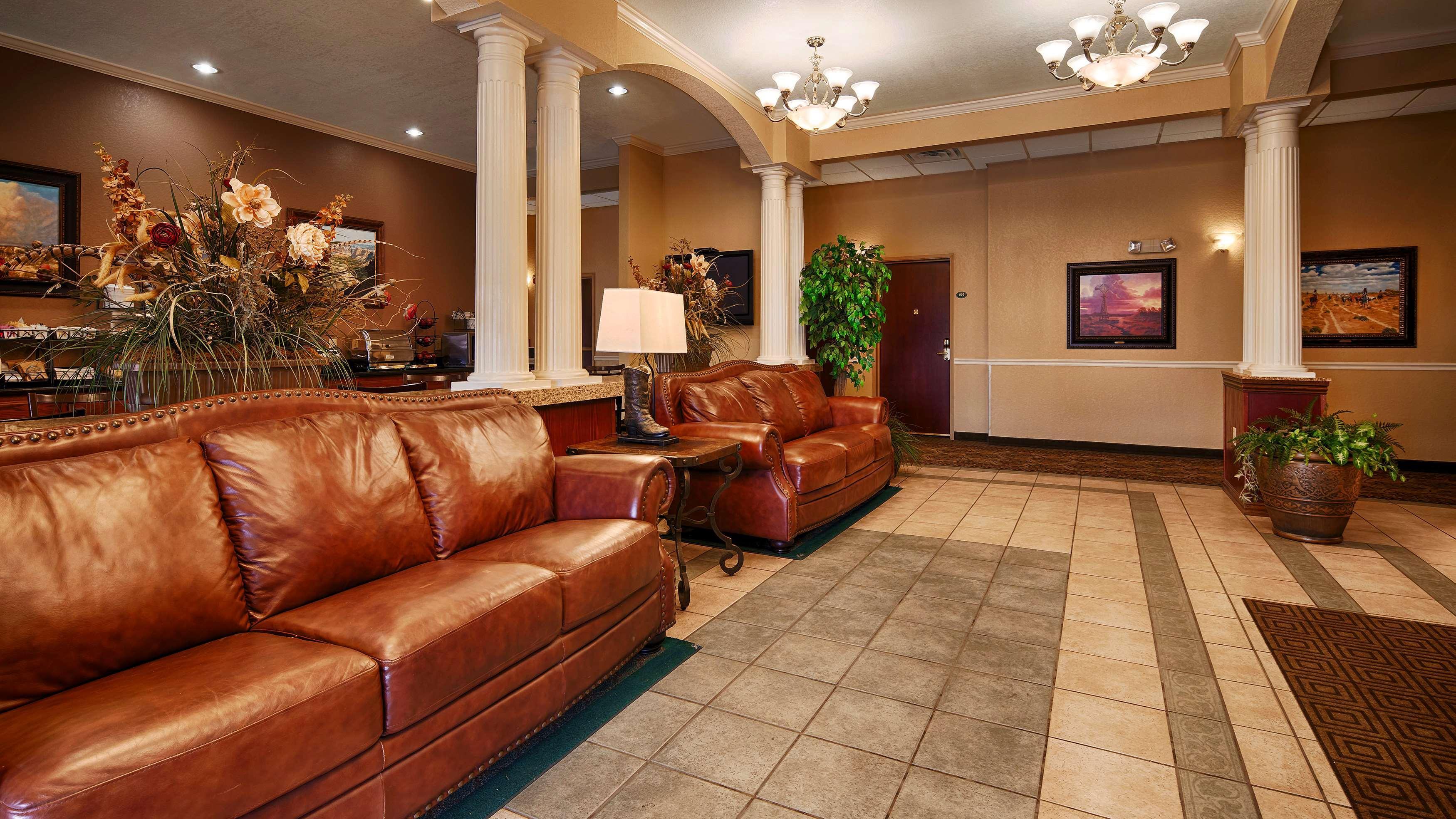 Vista Lobby Best Western Plus Shamrock Inn & Suites