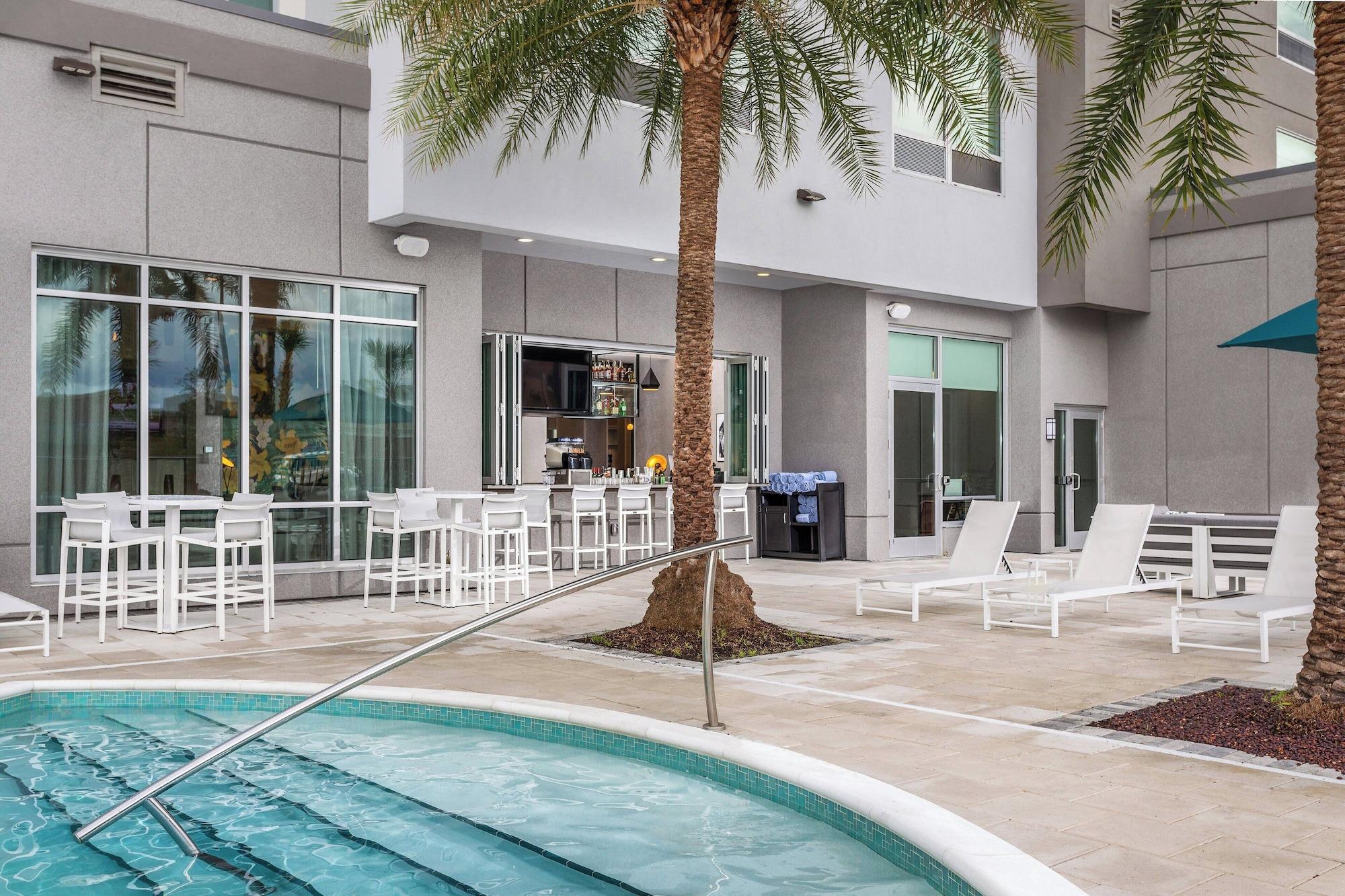 Vista Piscina TownePlace Suites by Marriott Orlando Southwest Near Universal