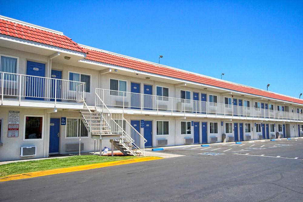 Varios Motel 6 Fresno, CA - Blackstone South