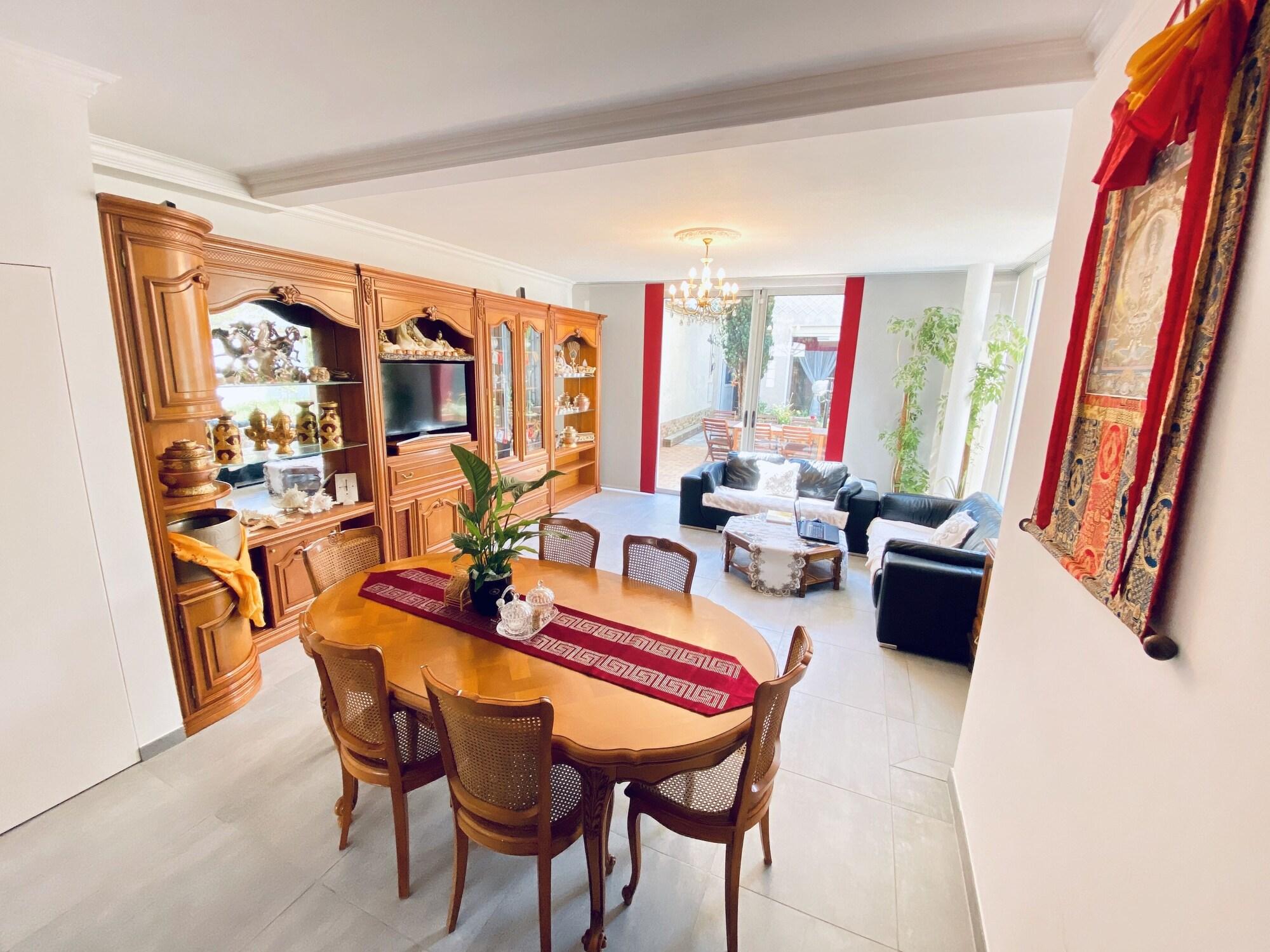 Vista Lobby Reims Sherpa Guest House