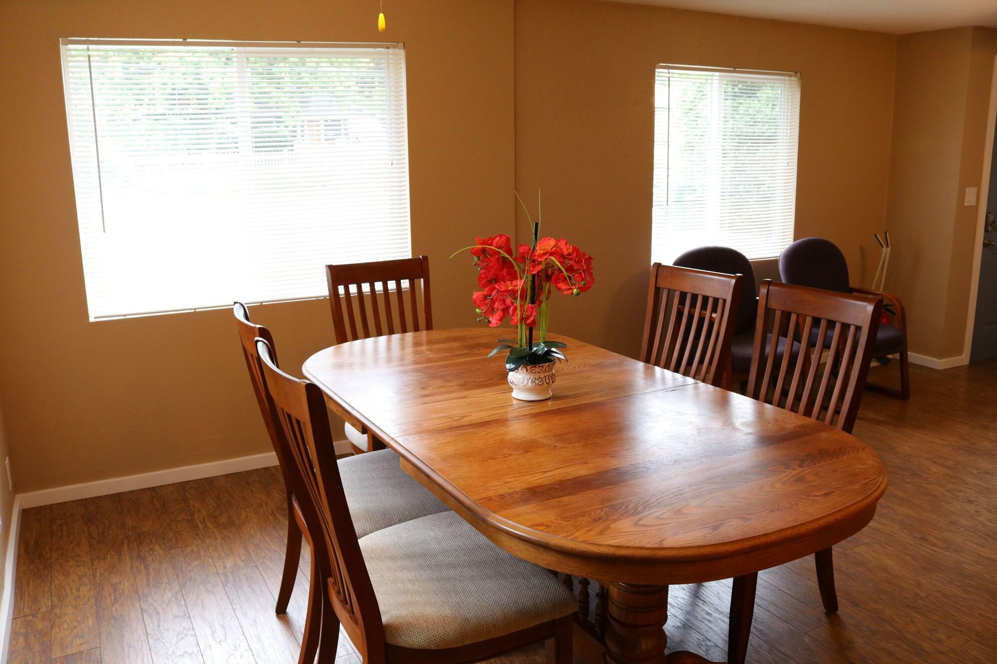 Restaurant Quiet Clean and Comfortable Room