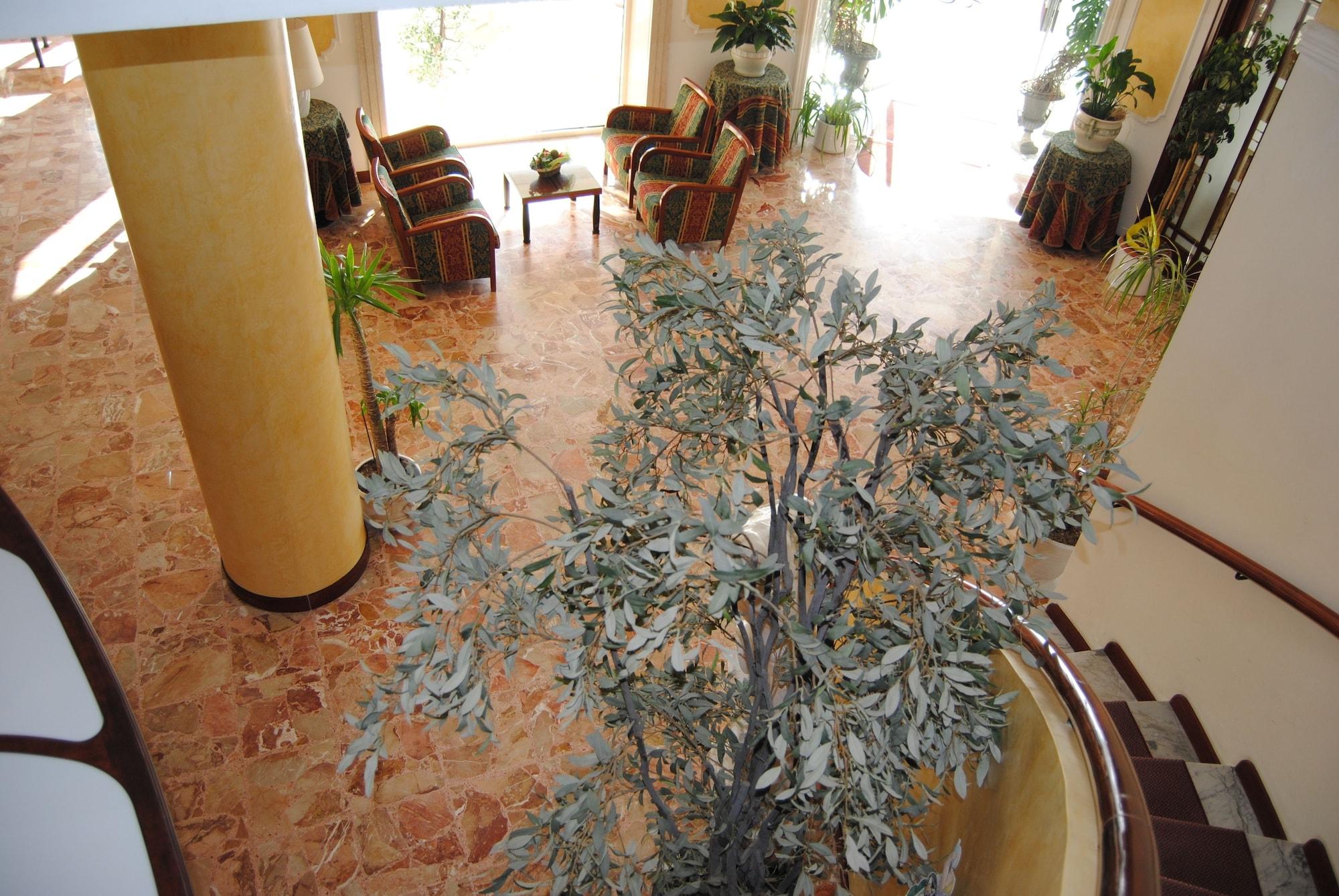 Vista Lobby Hotel Capri & Residence