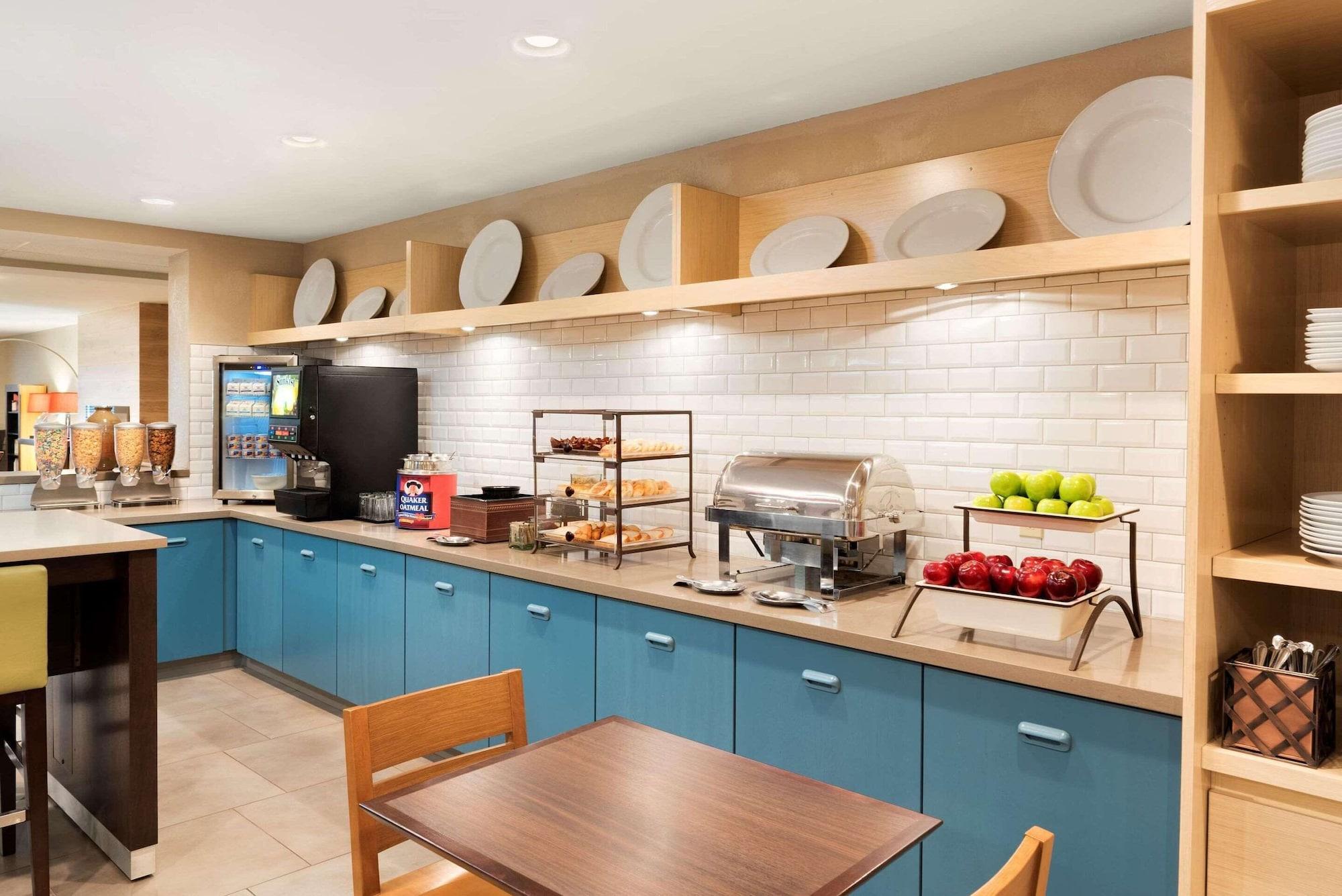 Restaurant Country Inn & Suites by Radisson, Cedar Rapids Airport, IA