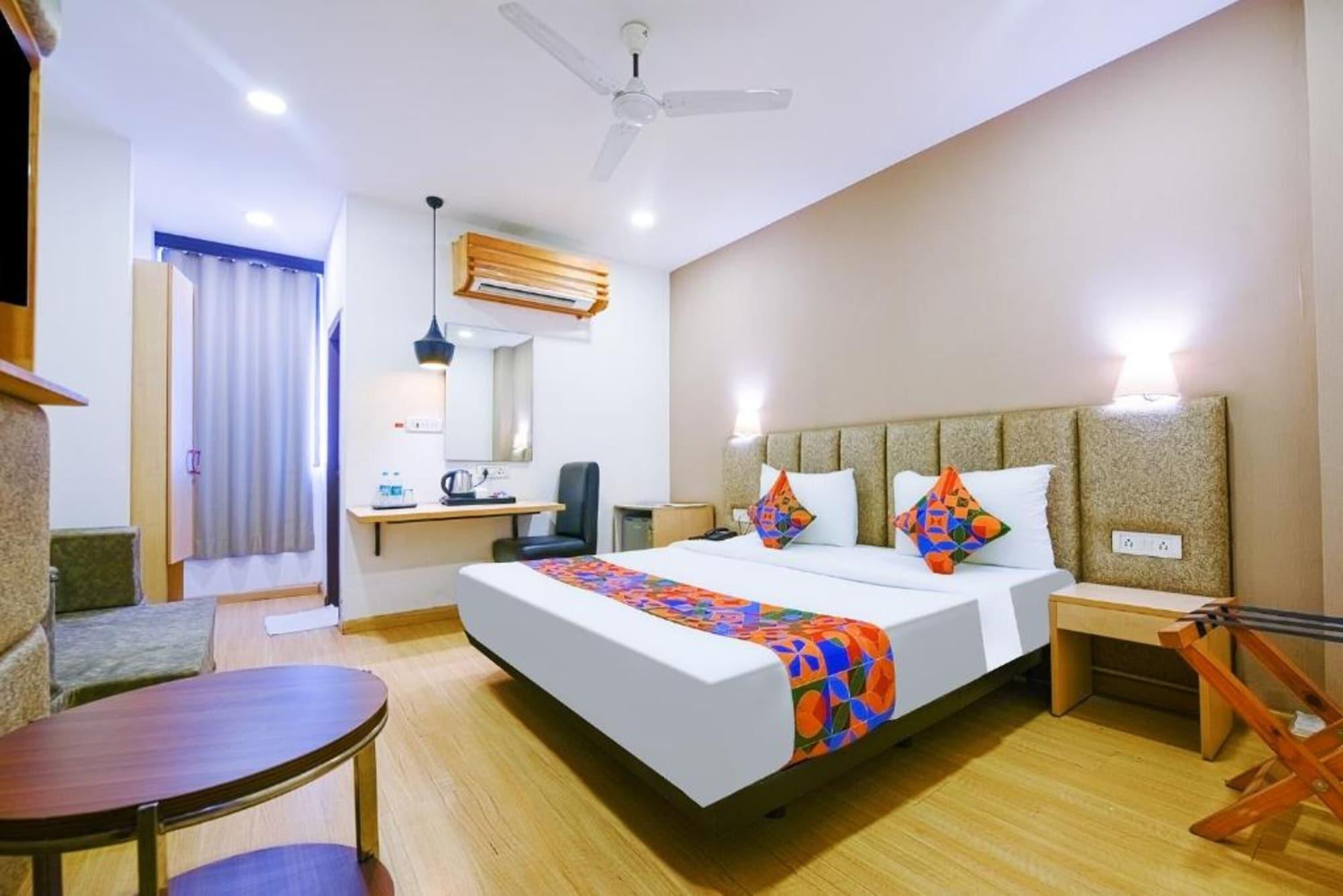 Varios FabHotel The Residency 44 Noida