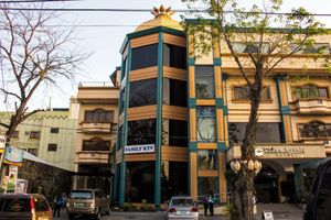 Alojamiento - Crown Royale Hotel