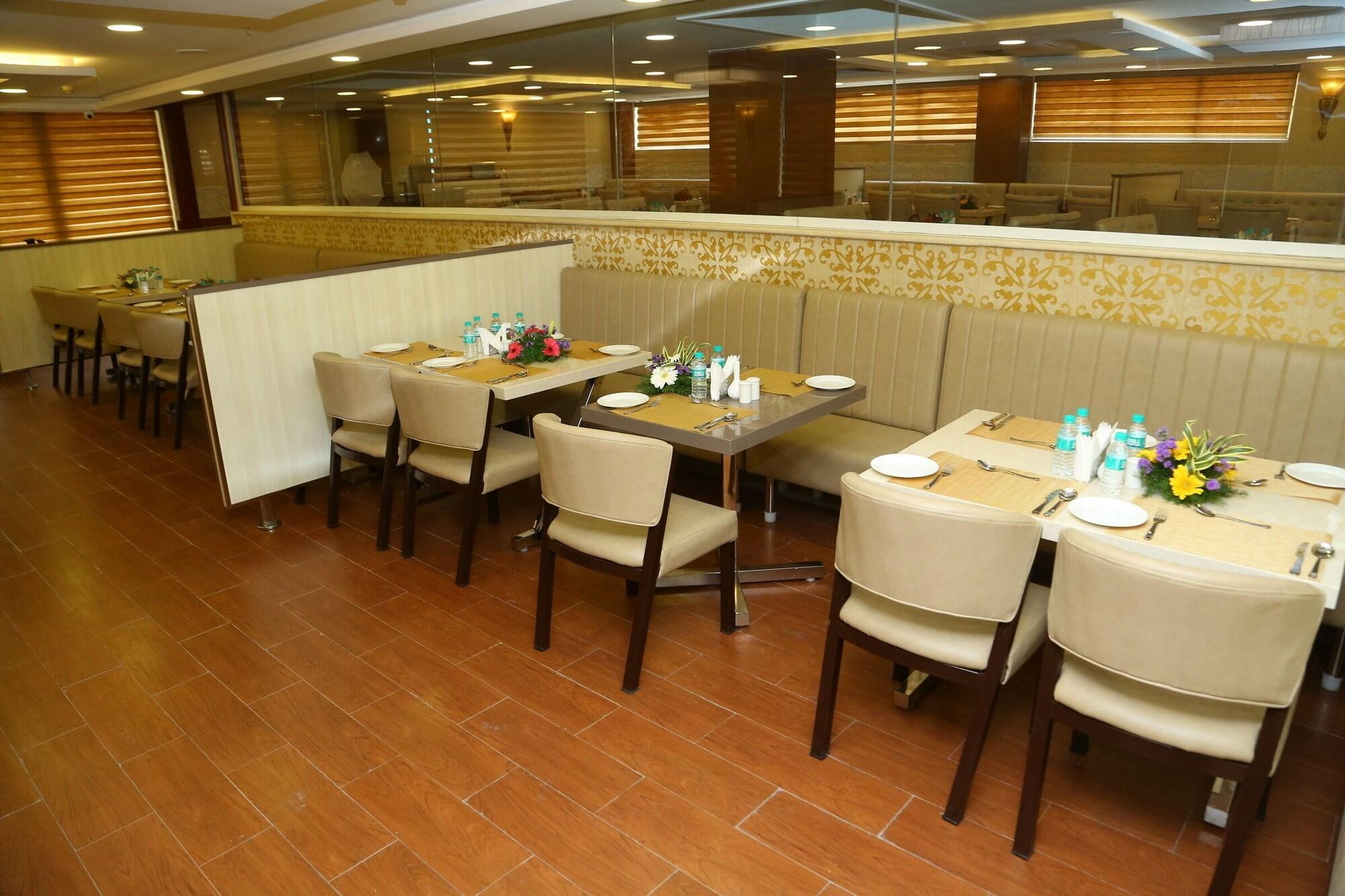 Restaurant Raaj Bhaavan Clarks Inn Chennai