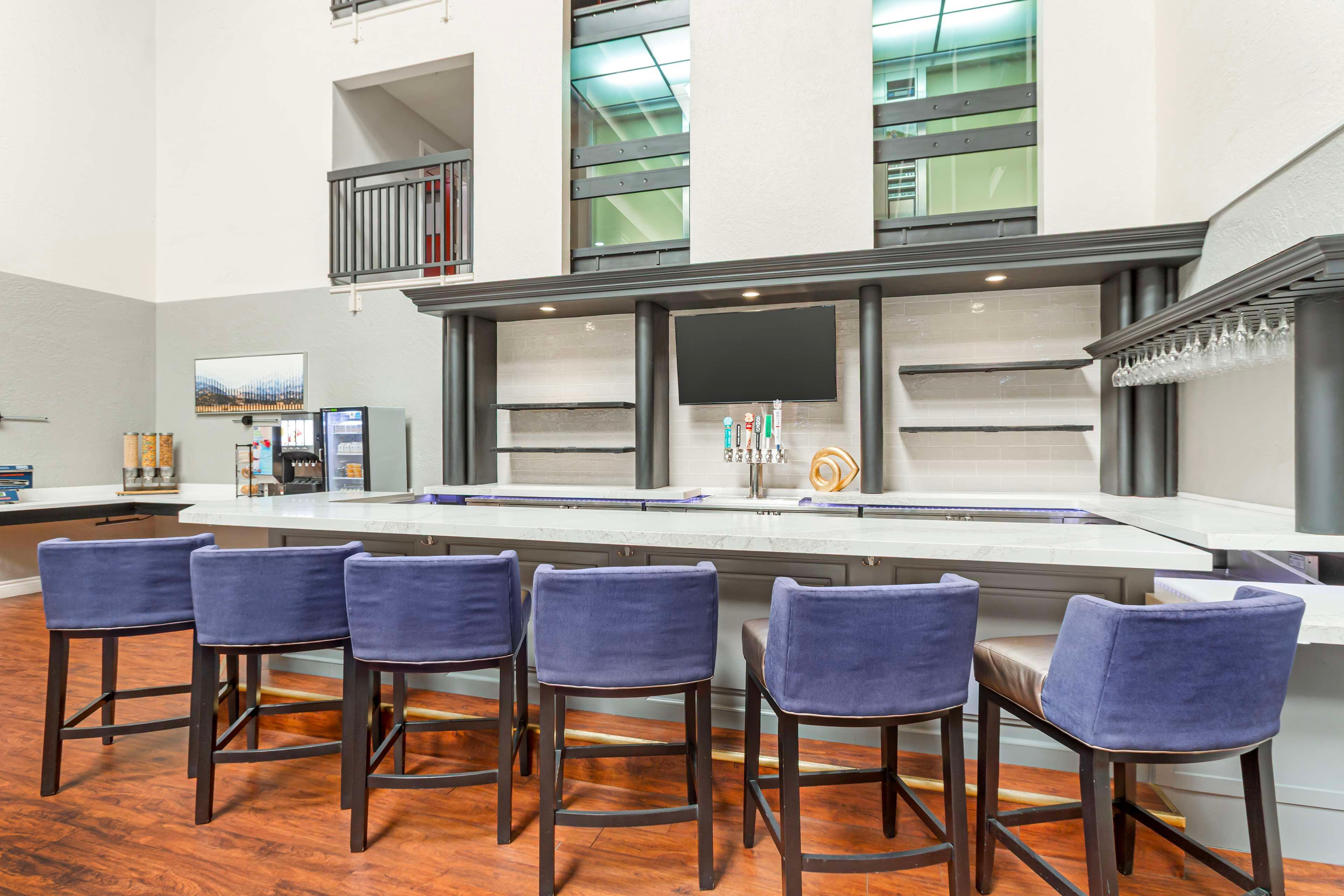 Bar/Salón Best Western Plus Villa Del Lago Inn Patterson