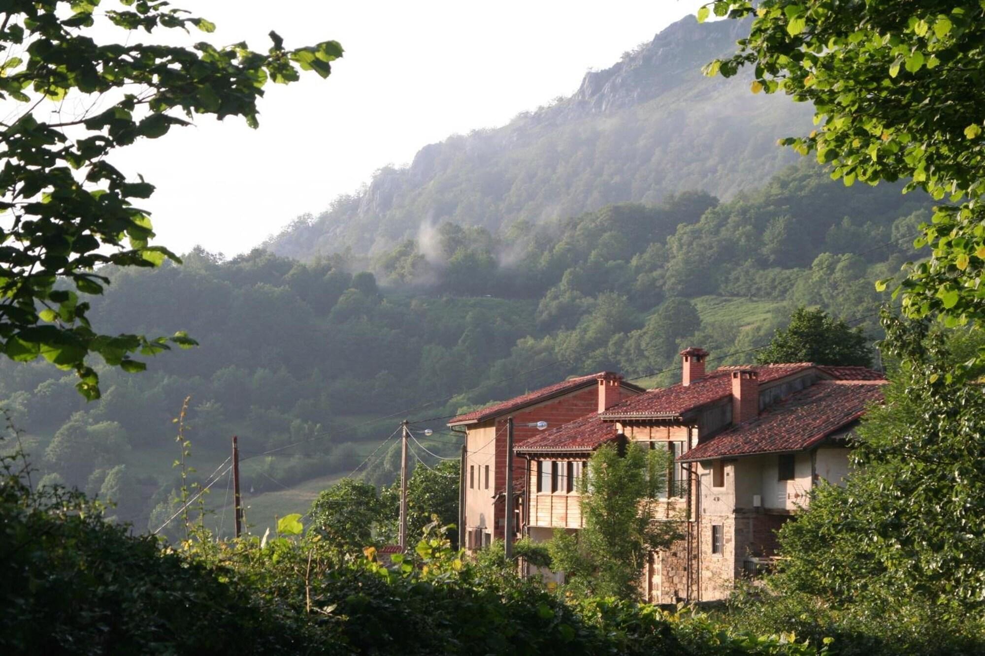 Vista Exterior Albergue Les Xendes. Parque de Redes - Hostel