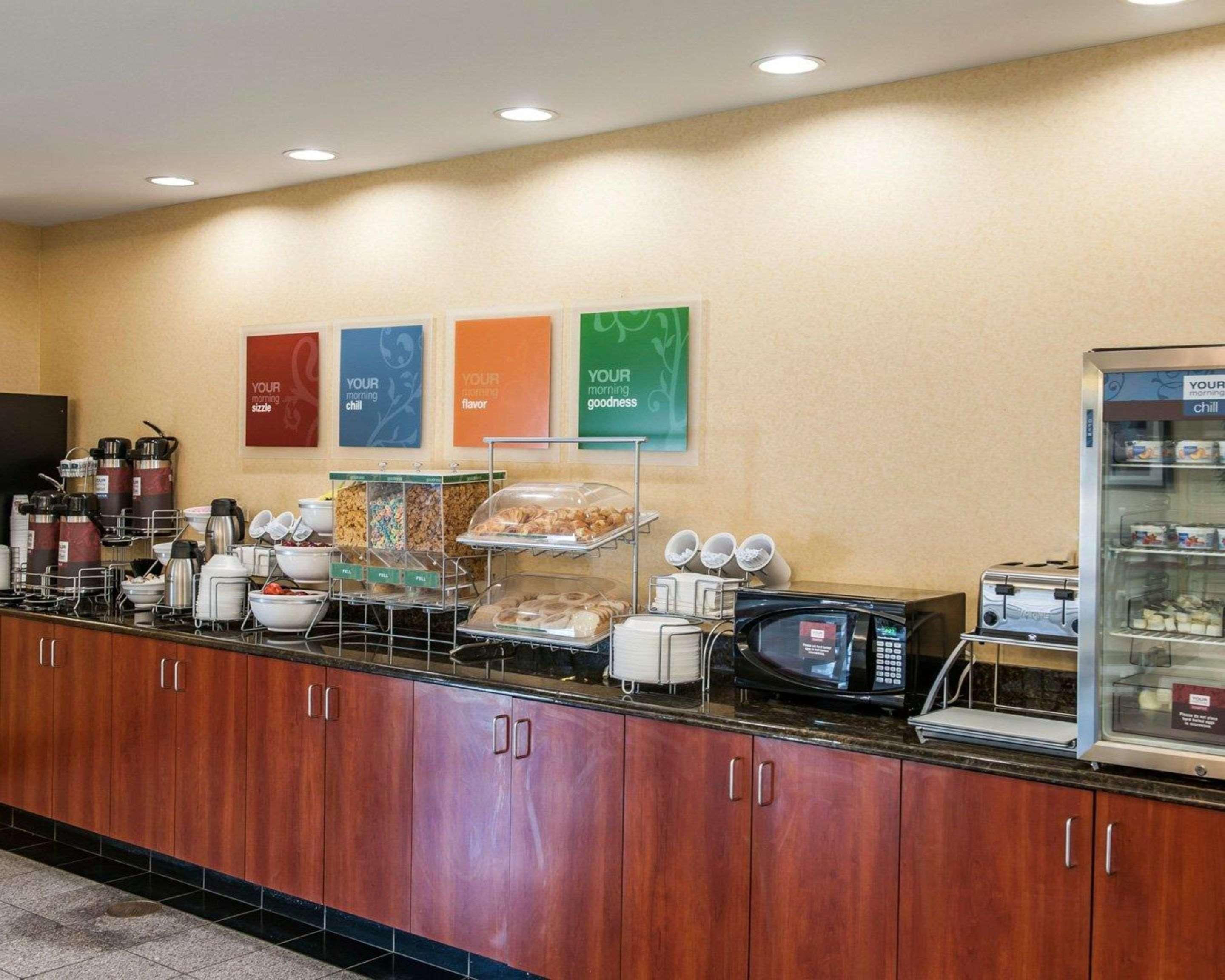 Restaurant Comfort Suites near Indianapolis Airport