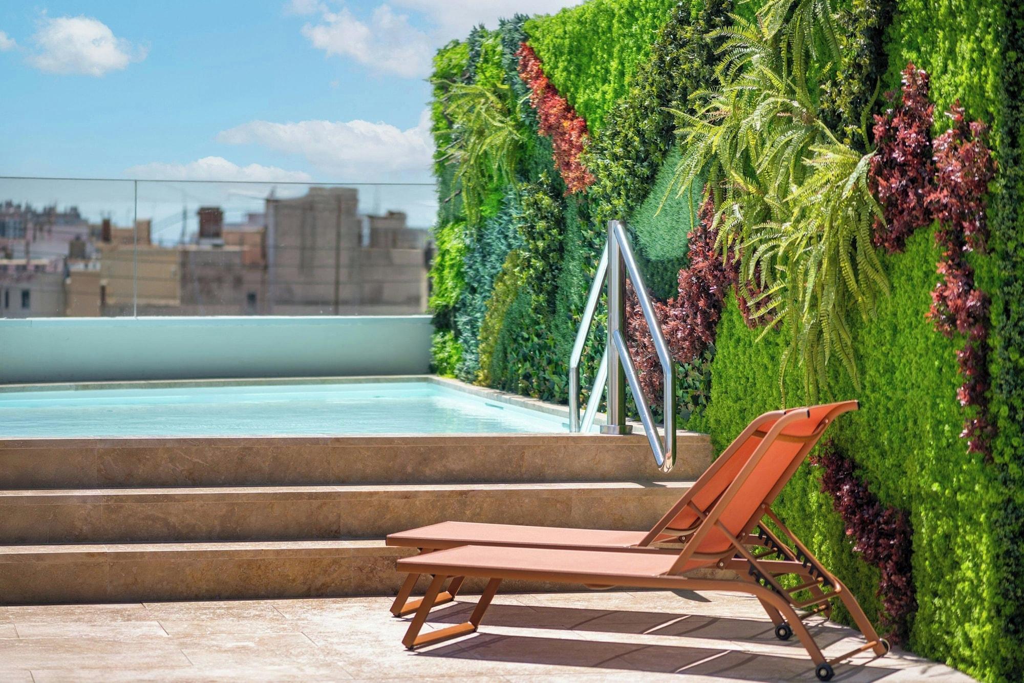 Vista Piscina Grand Hotel Centenari, Valencia, Autograph Collection