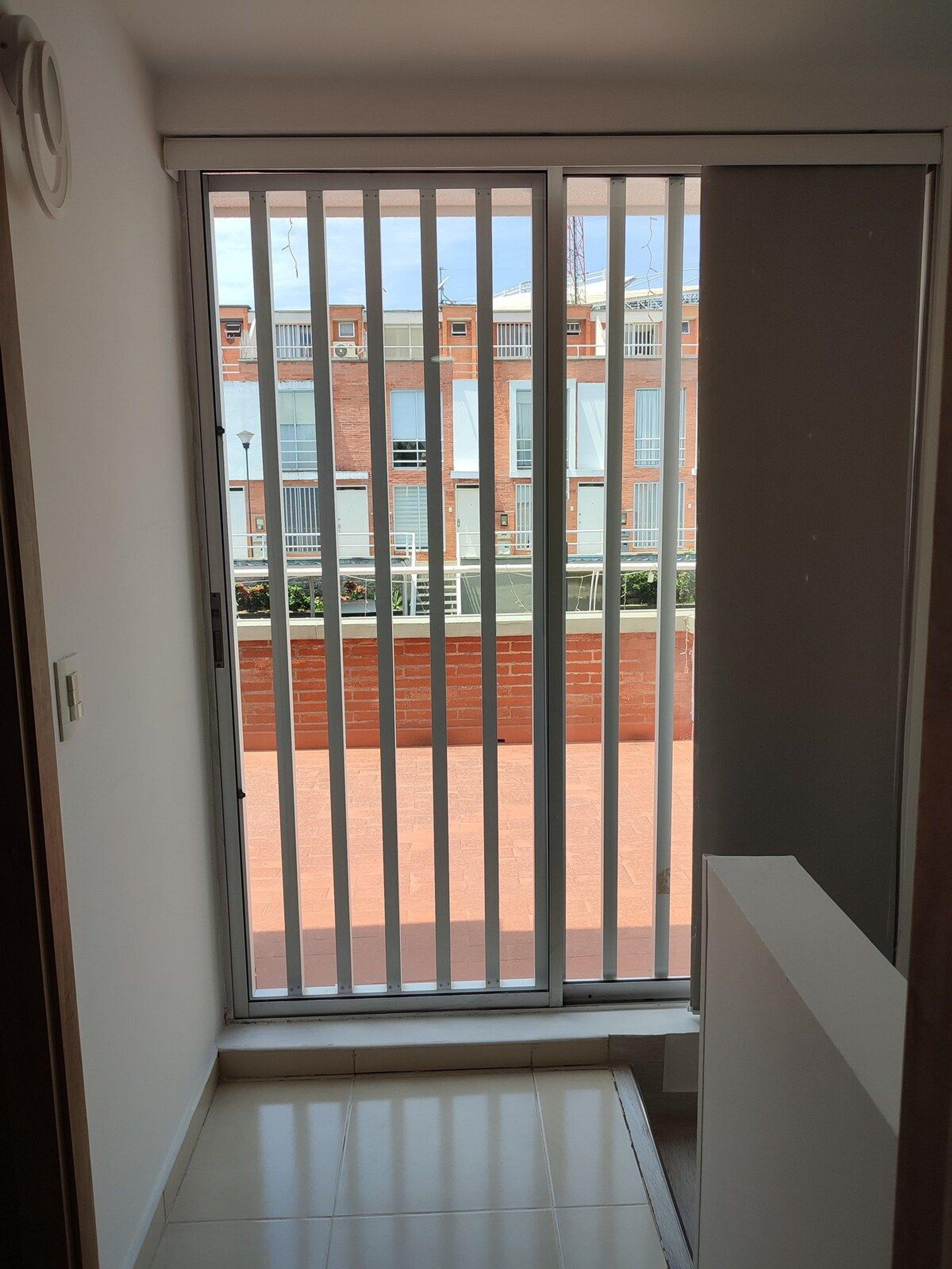 Vista Exterior Casa de 3 niveles y terraza | Familiar por mes