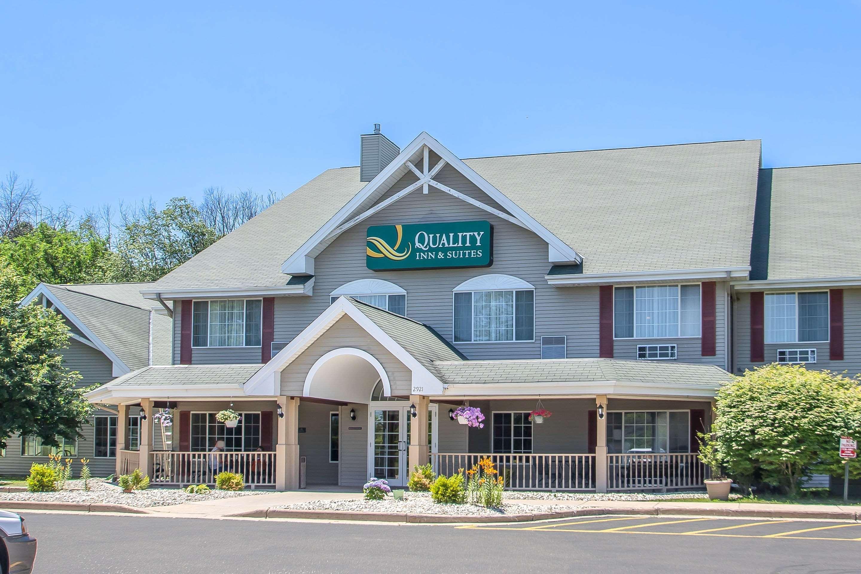 Vista Exterior Quality Inn & Suites East Troy I-43