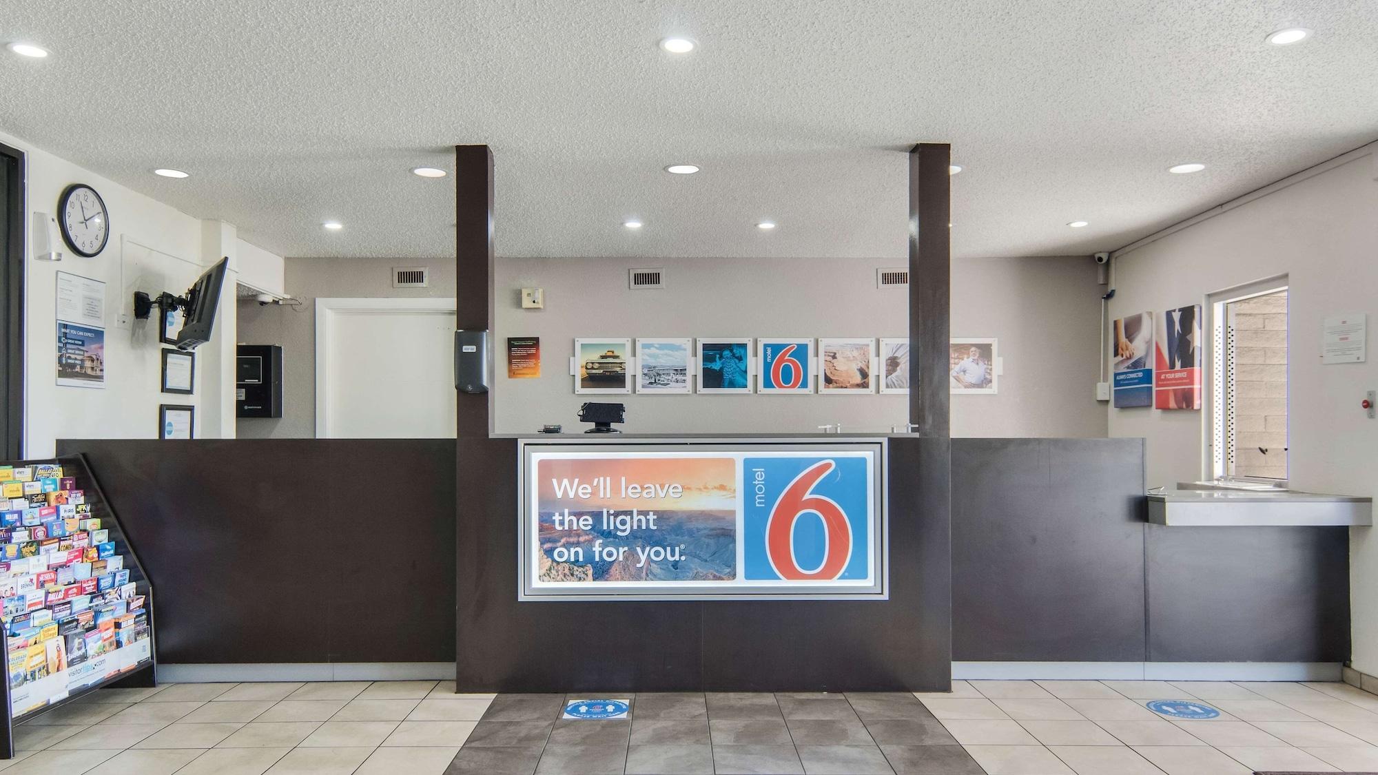 Vista Lobby Motel 6 Addison, TX - Dallas