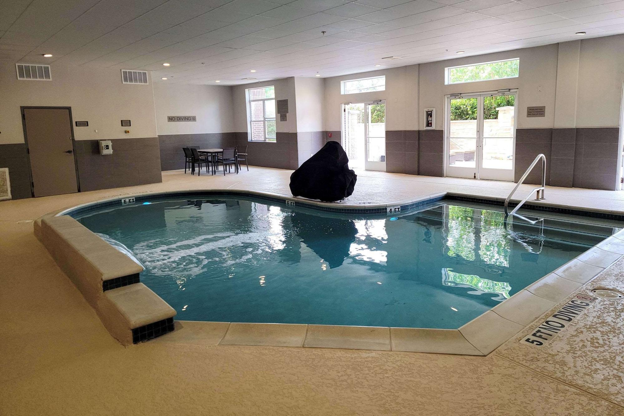 Vista Piscina Country Inn & Suites by Radisson, Houston Intercontinental Airport East, TX