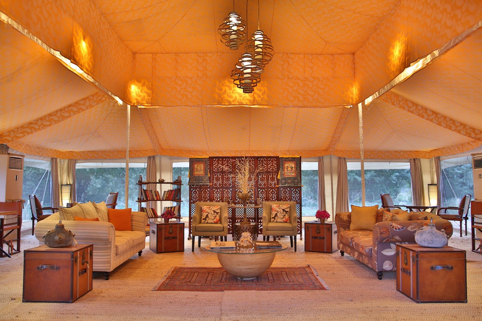 Bar/Salón Chamba Camp Thiksey by TUTC