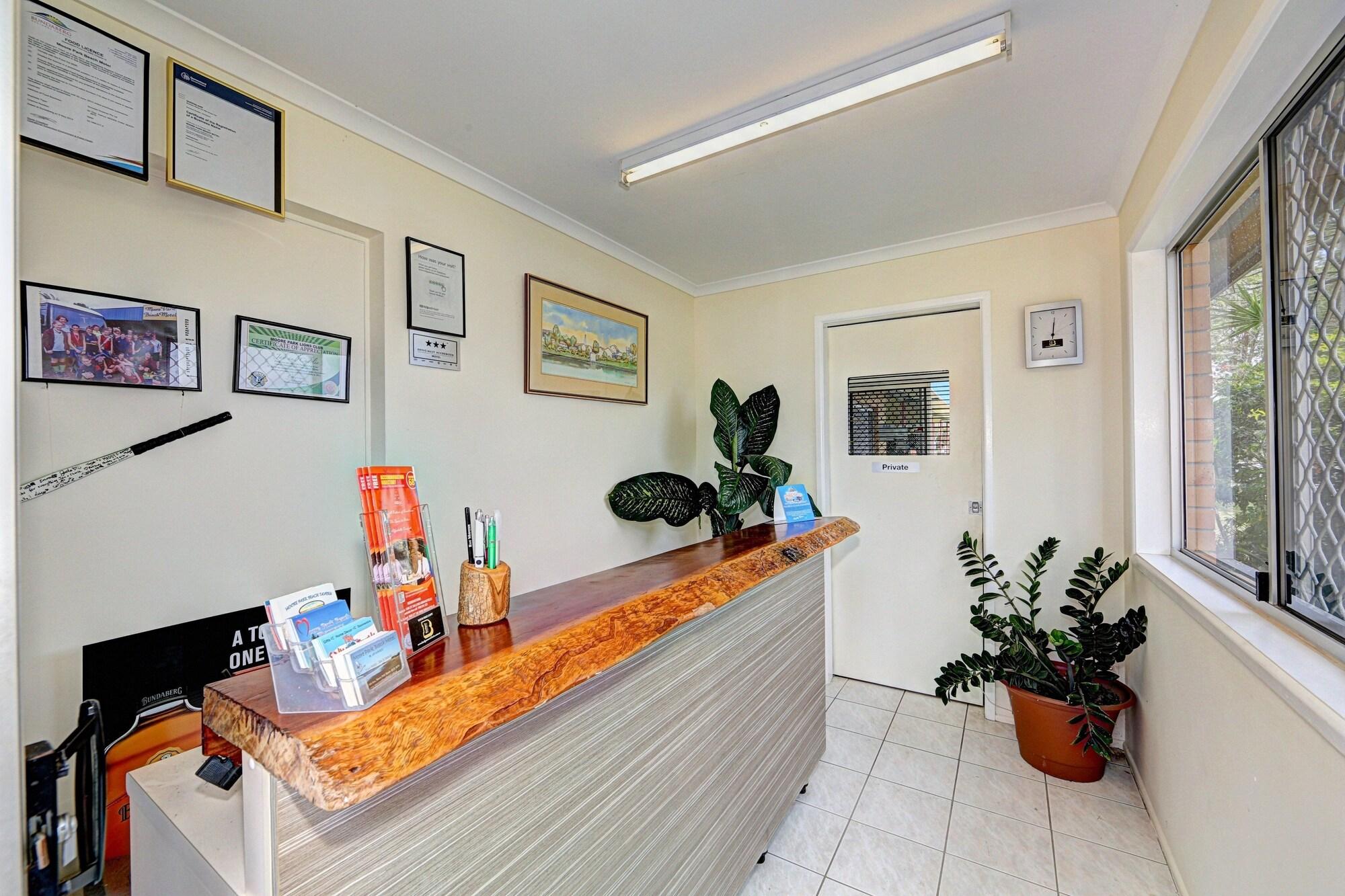 Vista do lobby Moore Park Beach Motel