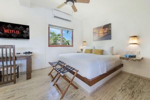 Clean and new, upscale studio at a tropical oasis. Close to beach and town!