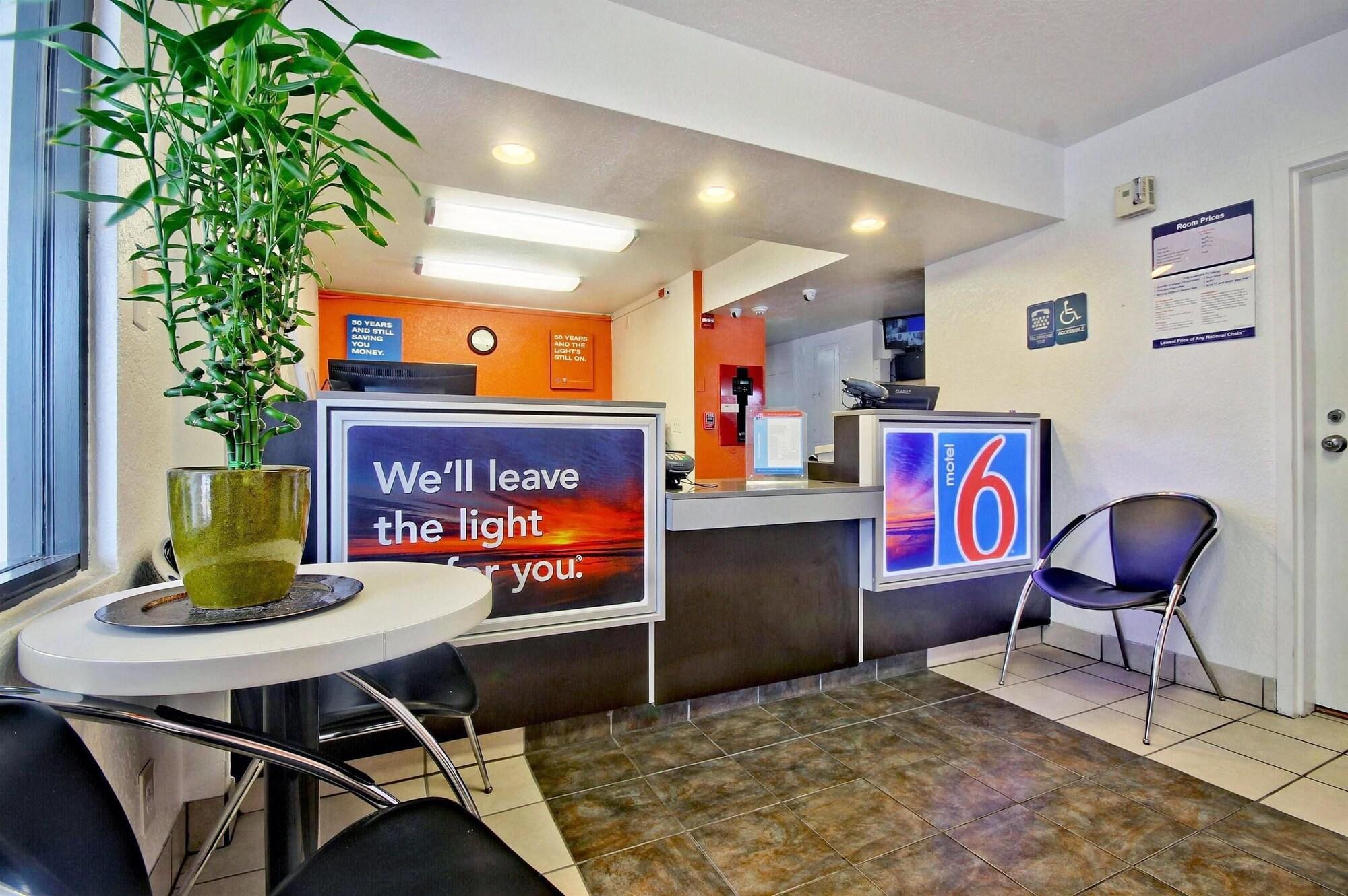 Vista Lobby Motel 6 Dania Beach