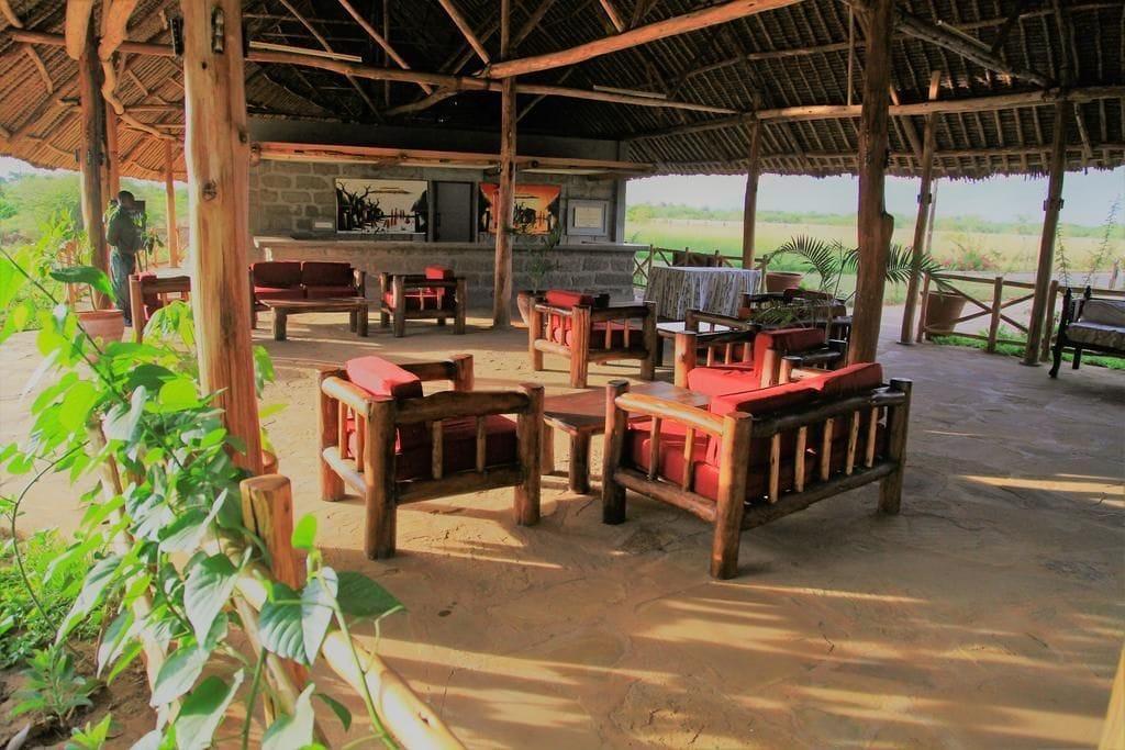 Bar/Salón Voi Wildlife Lodge