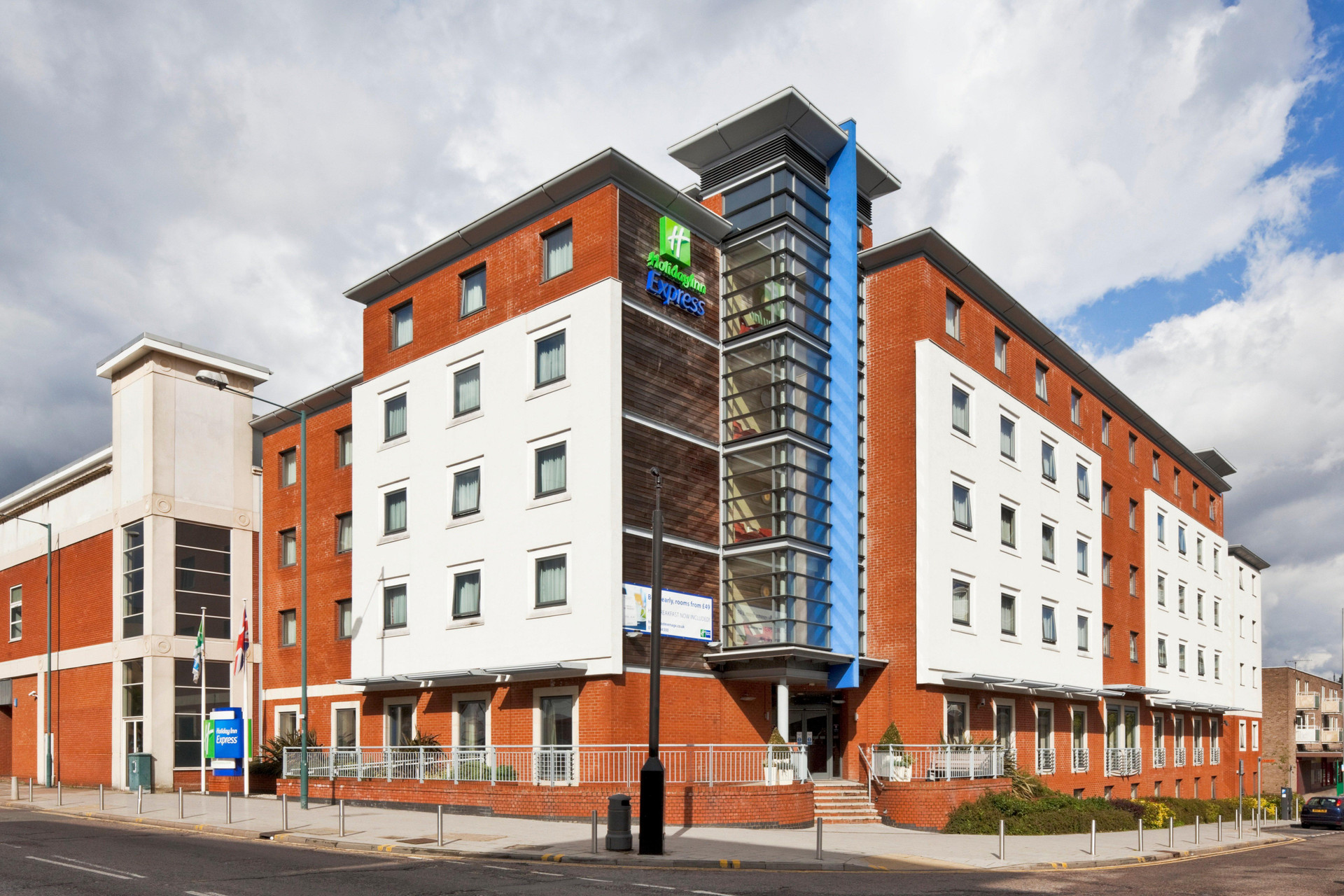 Vista Exterior Holiday Inn Express Stevenage by IHG