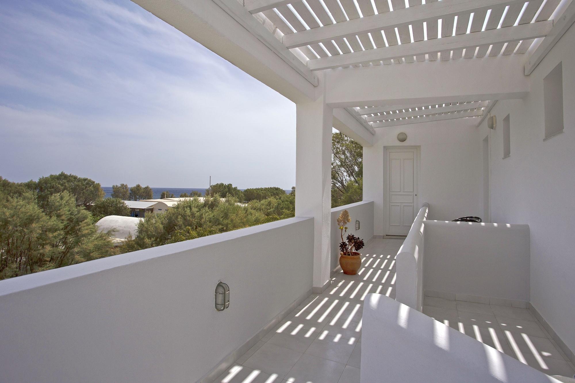 Varios Romani Studios Perissa