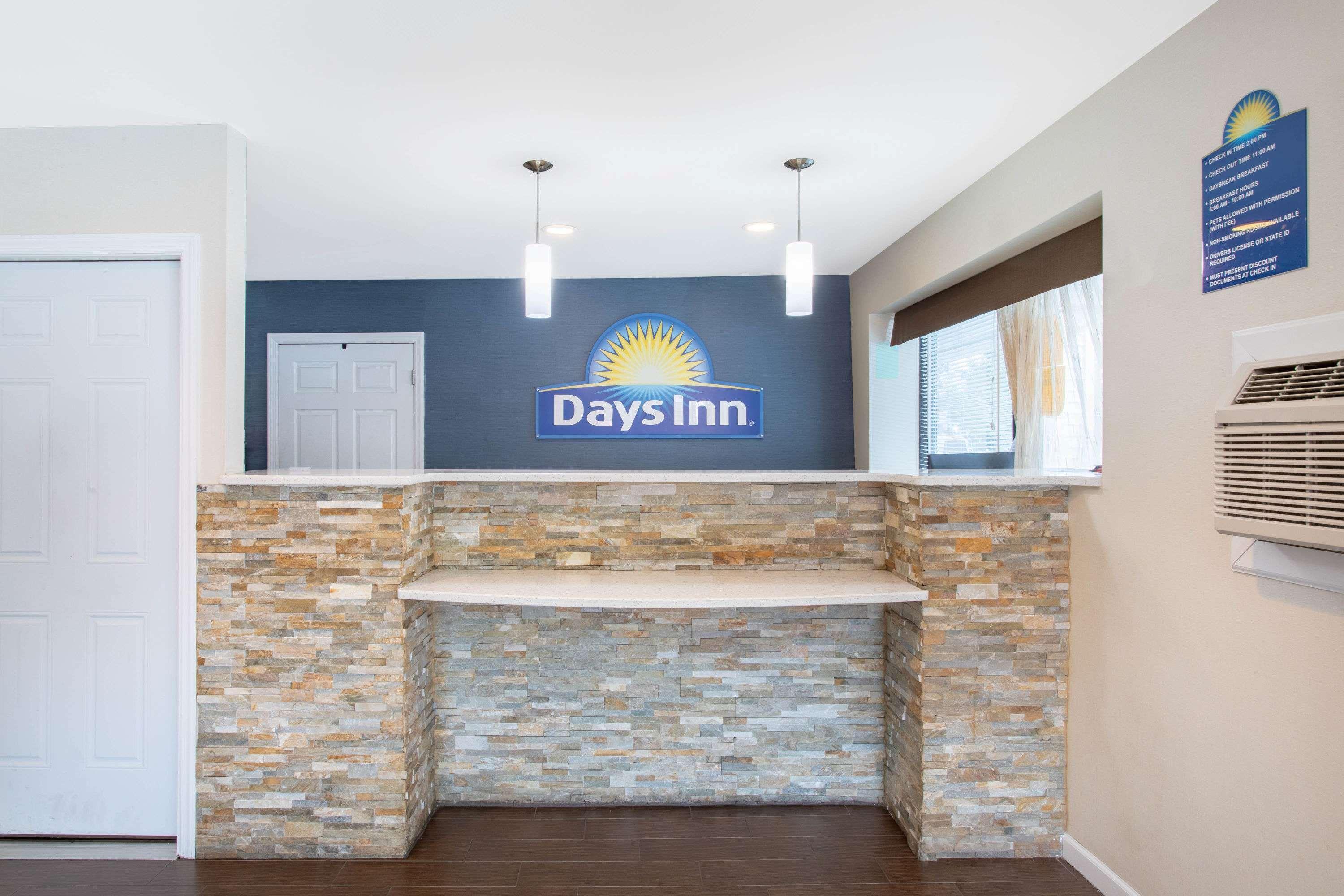 Vista Lobby Days Inn by Wyndham Elmsford / White Plains
