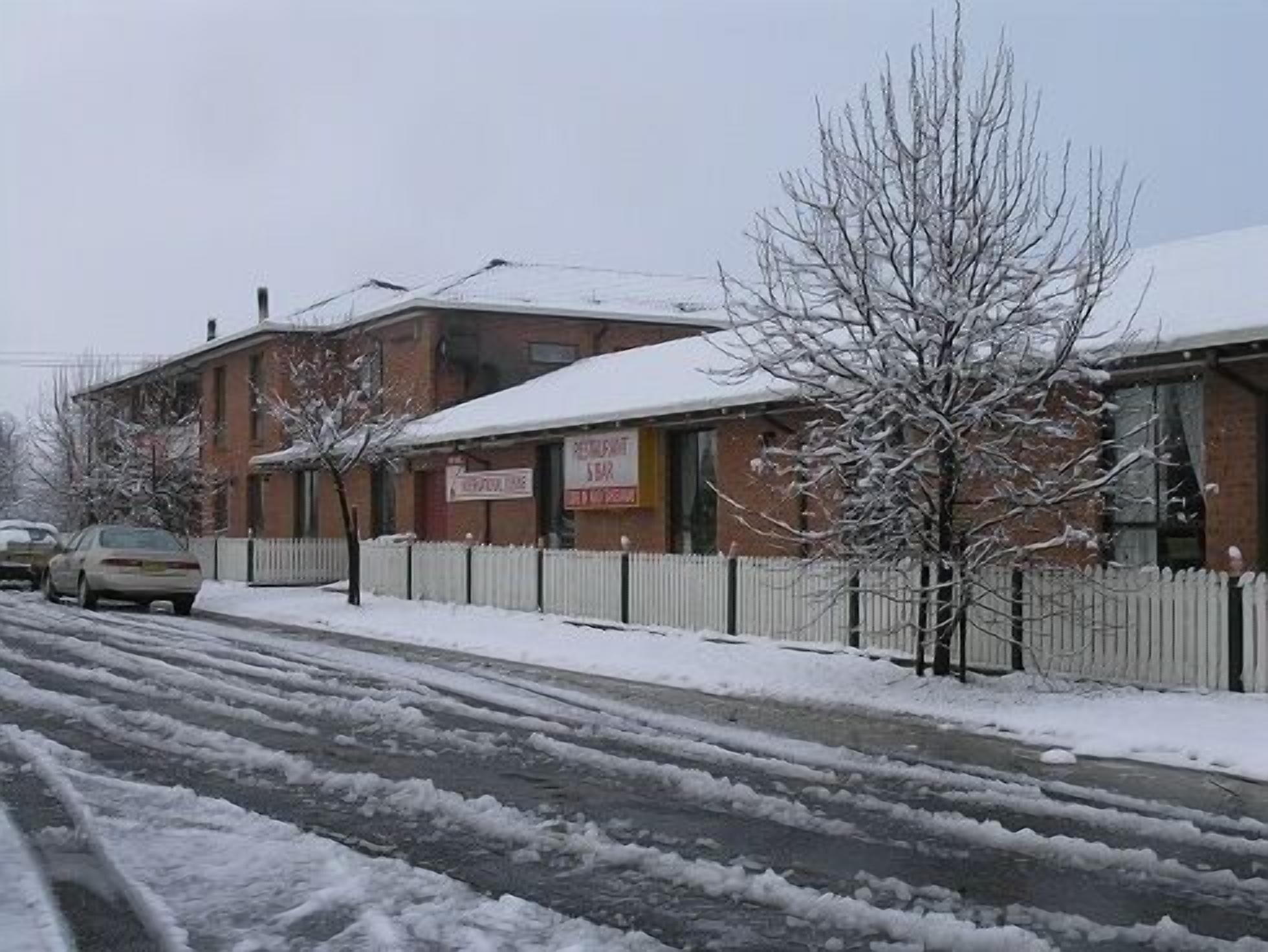 Varios Snow Gate Motel and Apartments